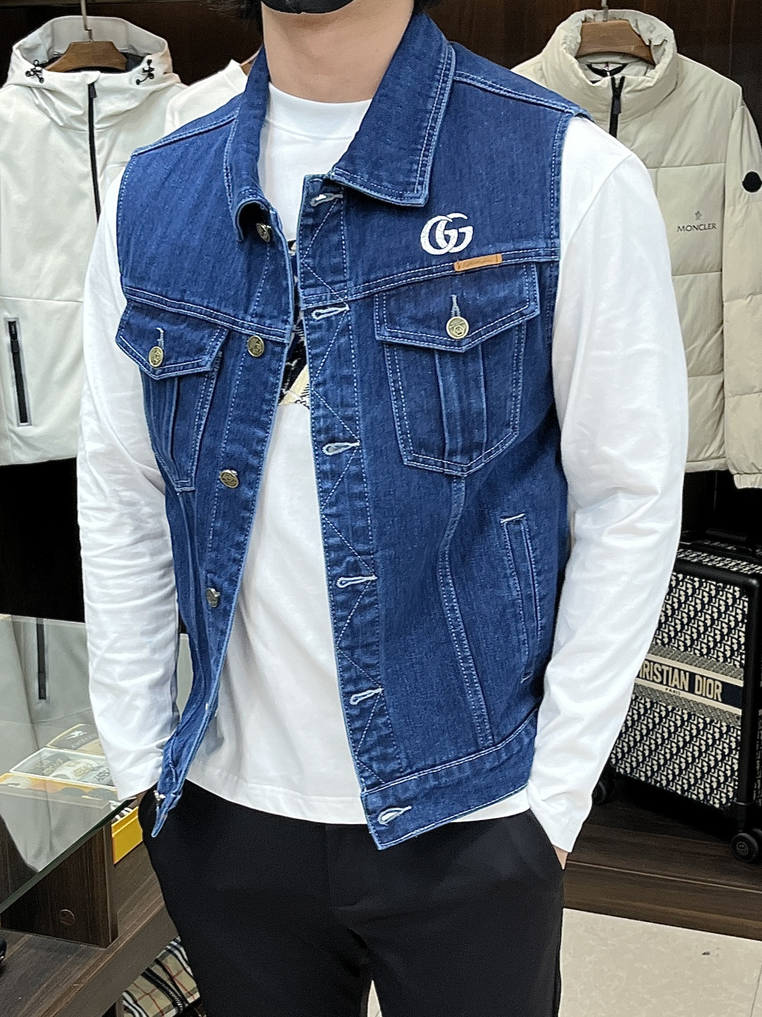 NO:572842,Mainly recommended Gucci Gucci's new autumn and winter denim jacket, the second denim vest uses sero spinning technology to make the final woven denim fabric have excellent strength, excellent wear resistance and a unique soft feel. The yarn structure is tight, the fabric texture is clear, the luster is soft, and the hairiness of the cloth surface is significantly reduced, presenting a delicate, crisp and high-texture visual and tactile experience that ordinary denim cannot match, providing a perfect foundation for subsequent heavy craftsmanship. Size M-3XL H new model debut,,gucci,gucci,jackets & coats,alexander wang19860909主推 Gucci 古驰 秋冬新款牛仔外套次款牛仔马甲采用赛络纺技术使最终织造出的丹宁面料具有卓越的强度、优异的耐磨性以及独特的柔软手感.纱线结构紧密,面料纹理清晰、光泽柔和,布面毛羽显著减少,呈现出普通牛仔无法比拟的细腻、挺括且高质感的视觉和触觉体验,为后续的重工艺处理提供了完美的基础. 尺码M-3XL H新款首发,,gucci,gucci,jackets & coats,alexander wang,Men's clothing