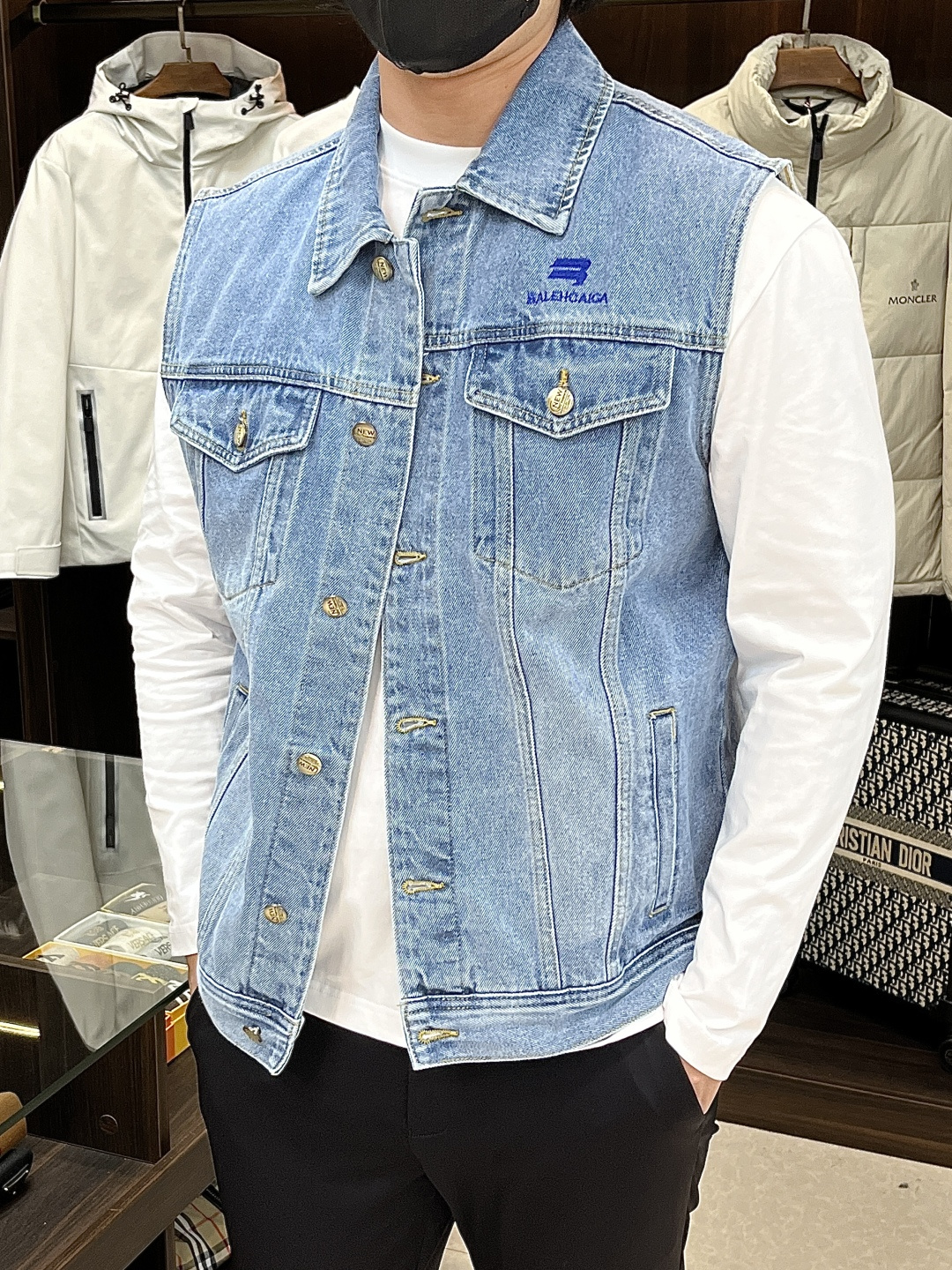 NO:598458,Mainly recommended Balenciaga Balenciaga's new autumn and winter denim jacket, the second denim vest uses sero spinning technology to make the final woven denim fabric have excellent strength, excellent wear resistance and a unique soft feel. The yarn structure is tight, the fabric texture is clear, the luster is soft, the hairiness of the cloth surface is significantly reduced, presenting a delicate, crisp and high-quality visual and tactile experience that ordinary denim cannot match, providing a perfect foundation for subsequent heavy craftsmanship. Size M-3XL H new model debut,,balenciaga,balenciaga,jackets & coats,alexander wang19860909主推 Balenciaga 巴黎世家 秋冬新款牛仔外套次款牛仔马甲采用赛络纺技术使最终织造出的丹宁面料具有卓越的强度、优异的耐磨性以及独特的柔软手感.纱线结构紧密,面料纹理清晰、光泽柔和,布面毛羽显著减少,呈现出普通牛仔无法比拟的细腻、挺括且高质感的视觉和触觉体验,为后续的重工艺处理提供了完美的基础. 尺码M-3XL H新款首发,,balenciaga,balenciaga,jackets & coats,alexander wang,Men's clothing
