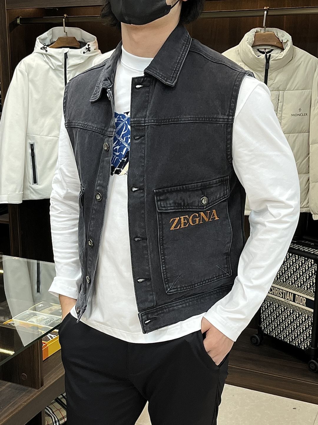 NO:572844,Mainly recommended Zegna Ermenegildo Zegna's new autumn and winter denim jacket, the second denim vest uses siro spinning technology to make the final woven denim fabric have excellent strength, excellent wear resistance and a unique soft feel. The yarn structure is tight, the fabric texture is clear, the luster is soft, and the hairiness of the cloth surface is significantly reduced, presenting a delicate, crisp and high-texture visual and tactile experience that ordinary denim cannot match, providing a perfect foundation for subsequent heavy craftsmanship. Size M-3XL H new model debut,,zegna,jackets & coats,alexander wang19860909主推 Zegna 杰尼亚 秋冬新款牛仔外套次款牛仔马甲采用赛络纺技术使最终织造出的丹宁面料具有卓越的强度、优异的耐磨性以及独特的柔软手感.纱线结构紧密,面料纹理清晰、光泽柔和,布面毛羽显著减少,呈现出普通牛仔无法比拟的细腻、挺括且高质感的视觉和触觉体验,为后续的重工艺处理提供了完美的基础. 尺码M-3XL H新款首发,,zegna,jackets & coats,alexander wang,Men's clothing