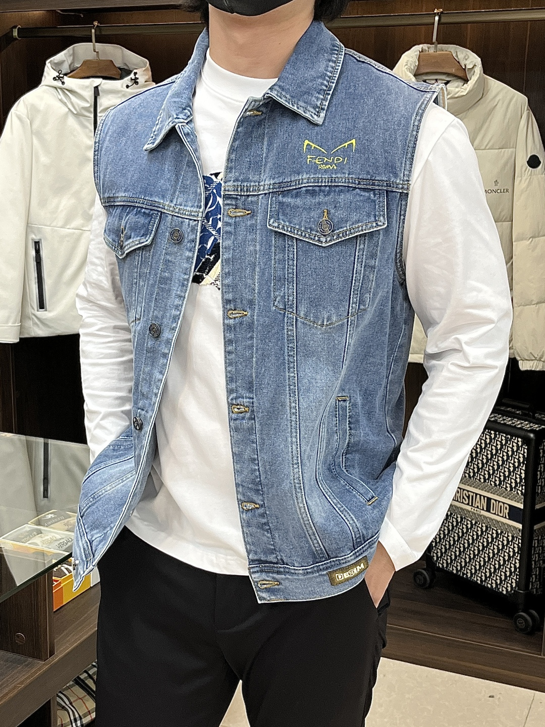 NO:572846,Mainly recommended Fendi Fendi's new denim jacket for autumn and winter, the second denim vest uses siro spinning technology to make the final woven denim fabric have excellent strength, excellent wear resistance and a unique soft feel. The yarn structure is tight, the fabric texture is clear, the luster is soft, and the hairiness of the cloth surface is significantly reduced, presenting a delicate, crisp and high-texture visual and tactile experience that ordinary denim cannot match, providing a perfect foundation for subsequent heavy craftsmanship. Size M-3XL H new model debut,,fendi,fendi,jackets & coats,alexander wang19860909主推 Fendi 芬迪 秋冬新款牛仔外套次款牛仔马甲采用赛络纺技术使最终织造出的丹宁面料具有卓越的强度、优异的耐磨性以及独特的柔软手感.纱线结构紧密,面料纹理清晰、光泽柔和,布面毛羽显著减少,呈现出普通牛仔无法比拟的细腻、挺括且高质感的视觉和触觉体验,为后续的重工艺处理提供了完美的基础. 尺码M-3XL H新款首发,,fendi,fendi,jackets & coats,alexander wang,Men's clothing