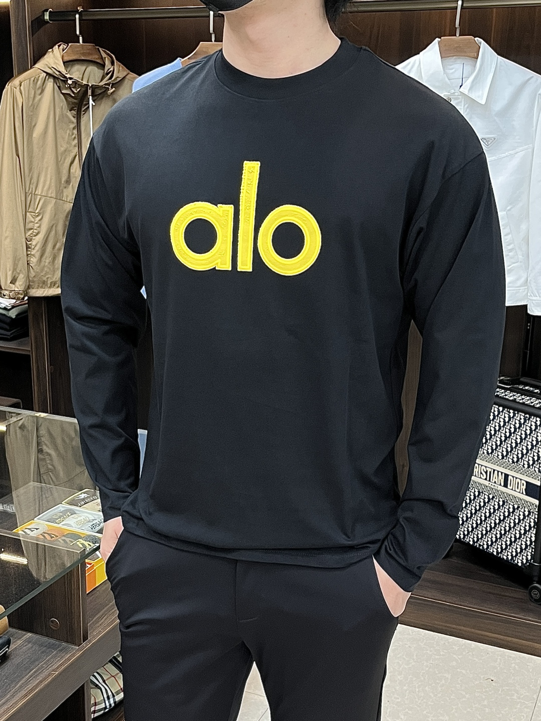 NO:572830,Mainly recommend alo's exclusive spring new fashion casual long-sleeved T-shirt, pure cotton fabric original single craft high-end European original single T-shirt, trendy fashion casual long sleeves, high breathability and comfort, impeccable details, brand element design concept, reflecting high quality. Presenting casual tailoring, the upper body shape is awesome!  Size M-2XL H new model first release, tees, t-shirt, alexander wang19860909主推 alo 独家专供春季新款时尚休闲长袖T恤,纯棉面料原单工艺高端欧版原单T恤,潮流时尚休闲长袖,透气舒适度高,细节无可挑剔,品牌元素设计理念,体现高品质.呈现休闲裁剪,上身版型超赞！ 码数M-2XL H新款首发,,tees，t-shirt,alexander wang,Men's clothing