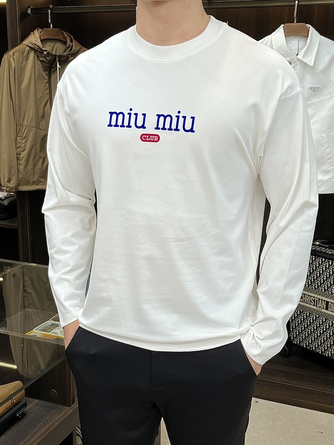 NO:572804,The main recommendation is miumiu, which exclusively provides spring new fashionable casual long-sleeved T-shirts. Pure cotton fabrics, high-end European original T-shirts with original craftsmanship, trendy fashionable casual long-sleeved, high breathability and comfort, impeccable details, brand element design concept, reflecting high quality. Presenting casual tailoring, the upper body shape is awesome!  Size M-2XL H new model debut,,miumiu,tees,t-shirt,alexander wang19860909主推 miumiu 缪缪 独家专供春季新款时尚休闲长袖T恤,纯棉面料原单工艺高端欧版原单T恤,潮流时尚休闲长袖,透气舒适度高,细节无可挑剔,品牌元素设计理念,体现高品质.呈现休闲裁剪,上身版型超赞！ 码数M-2XL H新款首发,,miumiu,tees，t-shirt,alexander wang,Men's clothing