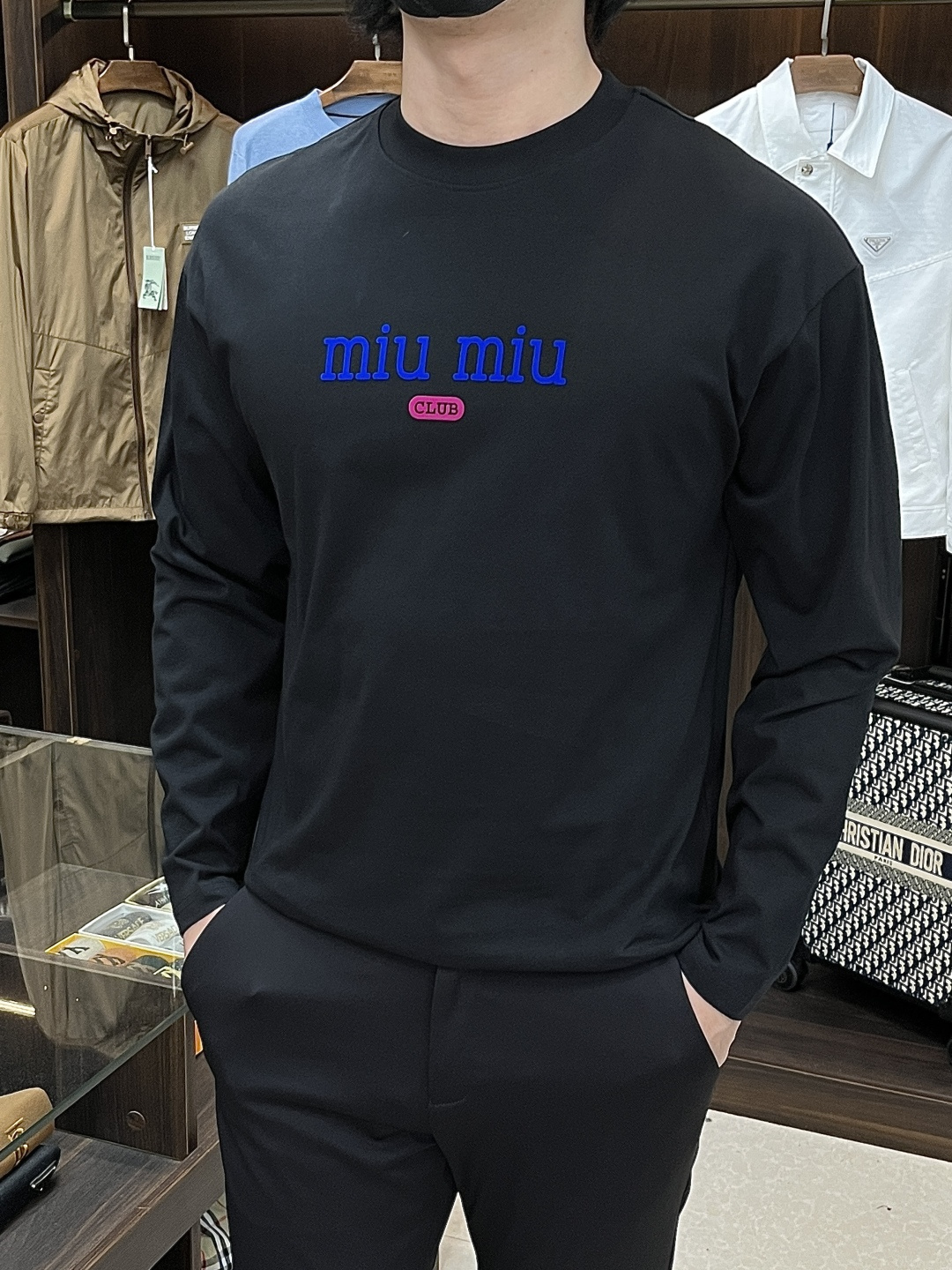 NO:598461,The main recommendation is miumiu, which exclusively provides spring new fashion and casual long-sleeved T-shirts. Pure cotton fabrics with original craftsmanship and high-end European version of the original T-shirt. Trendy, fashionable and casual long-sleeved, with high breathability and comfort. The details are impeccable. The brand element design concept reflects high quality. It presents casual tailoring and the upper body shape is awesome!  Size M-2XL H new model debut,,miumiu,tees,t-shirt,alexander wang19860909主推 miumiu 缪缪 独家专供春季新款时尚休闲长袖T恤,纯棉面料原单工艺高端欧版原单T恤,潮流时尚休闲长袖,透气舒适度高,细节无可挑剔,品牌元素设计理念,体现高品质.呈现休闲裁剪,上身版型超赞！ 码数M-2XL H新款首发,,miumiu,tees，t-shirt,alexander wang,Men's clothing