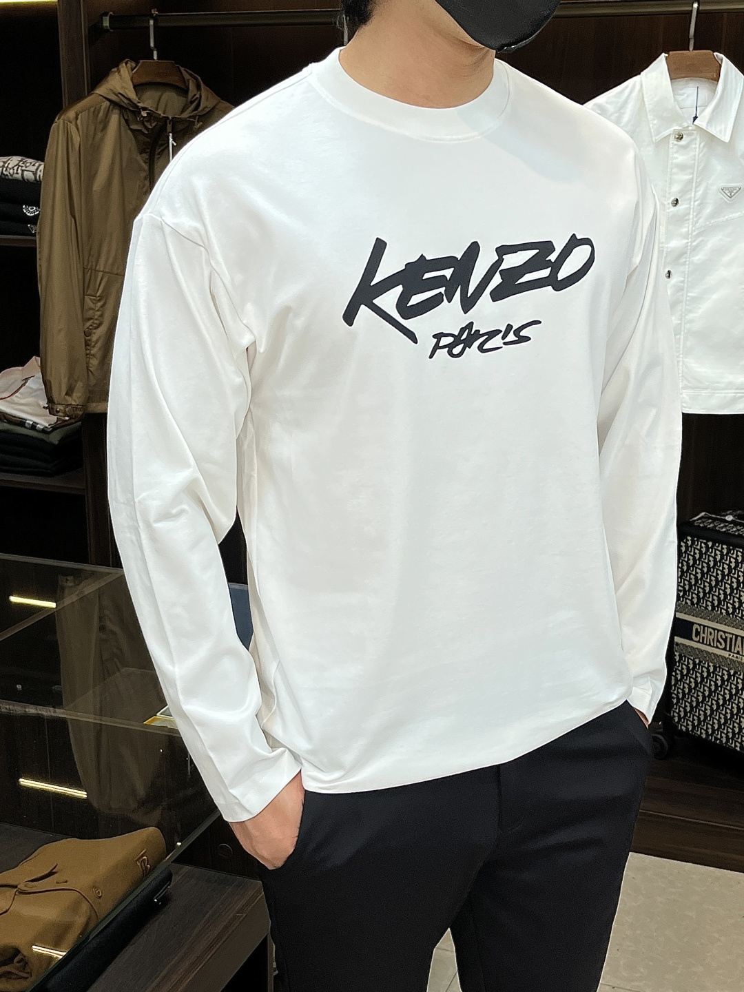 NO:598464,The main recommendation is KENZO, which exclusively supplies spring new fashionable and casual long-sleeved T-shirts. Pure cotton fabrics, high-end European original T-shirts with original craftsmanship, trendy, fashionable and casual long-sleeved, highly breathable and comfortable, with impeccable details, brand element design concept, reflecting high quality. It presents casual tailoring, and the upper body shape is awesome!  Size M-2XL H new model first release, tees, t-shirt, alexander wang19860909主推 KENZO 独家专供春季新款时尚休闲长袖T恤,纯棉面料原单工艺高端欧版原单T恤,潮流时尚休闲长袖,透气舒适度高,细节无可挑剔,品牌元素设计理念,体现高品质.呈现休闲裁剪,上身版型超赞！ 码数M-2XL H新款首发,,tees，t-shirt,alexander wang,Men's clothing