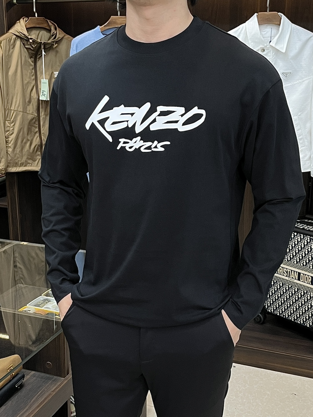 NO:572807,The main recommendation is KENZO, which exclusively supplies spring new fashionable and casual long-sleeved T-shirts. Pure cotton fabrics, high-end European original T-shirts with original craftsmanship, trendy, fashionable and casual long-sleeved, highly breathable and comfortable, with impeccable details, brand element design concept, reflecting high quality. It presents casual tailoring, and the upper body shape is awesome!  Size M-2XL H new model first release, tees, t-shirt, alexander wang19860909主推 KENZO 独家专供春季新款时尚休闲长袖T恤,纯棉面料原单工艺高端欧版原单T恤,潮流时尚休闲长袖,透气舒适度高,细节无可挑剔,品牌元素设计理念,体现高品质.呈现休闲裁剪,上身版型超赞！ 码数M-2XL H新款首发,,tees，t-shirt,alexander wang,Men's clothing