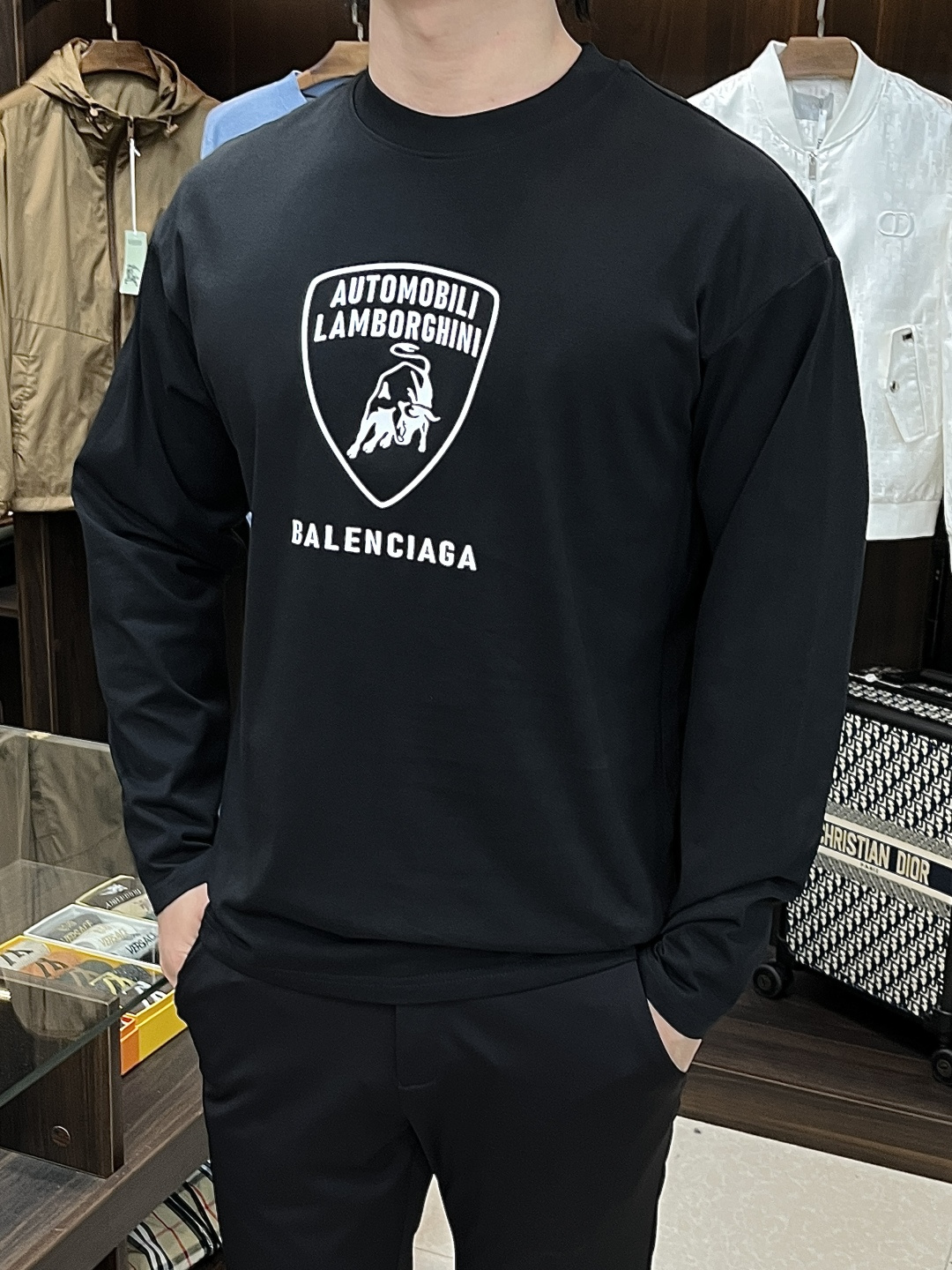 NO:572819,Mainly recommended: Lamborghini exclusively supplies spring new fashionable casual long-sleeved T-shirts, pure cotton fabrics with original craftsmanship and high-end European original T-shirts, fashionable and casual long-sleeved, highly breathable and comfortable, with impeccable details, brand element design concept, reflecting high quality. It presents casual tailoring, and the upper body shape is awesome!  Size M-2XL H new model first release, tees, t-shirt, alexander wang19860909主推 兰博基尼 独家专供春季新款时尚休闲长袖T恤,纯棉面料原单工艺高端欧版原单T恤,潮流时尚休闲长袖,透气舒适度高,细节无可挑剔,品牌元素设计理念,体现高品质.呈现休闲裁剪,上身版型超赞！ 码数M-2XL H新款首发,,tees，t-shirt,alexander wang,Men's clothing