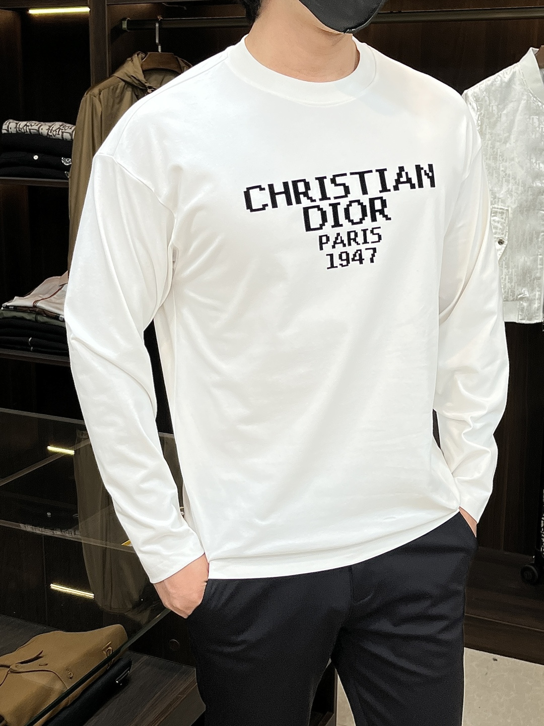 NO:572822,Mainly recommended by Dior, Dior exclusively supplies spring new fashionable casual long-sleeved T-shirts, pure cotton fabrics with original craftsmanship and high-end European version of the original T-shirts, fashionable and casual long-sleeved, with high breathability and comfort, impeccable details, brand element design concept, reflecting high quality. It presents casual tailoring, and the upper body shape is awesome!  Size M-2XL H new model debut, dior, dior, tees, t-shirt, alexander wang19860909主推 Dior 迪奥 独家专供春季新款时尚休闲长袖T恤,纯棉面料原单工艺高端欧版原单T恤,潮流时尚休闲长袖,透气舒适度高,细节无可挑剔,品牌元素设计理念,体现高品质.呈现休闲裁剪,上身版型超赞！ 码数M-2XL H新款首发,,dior,dior,tees，t-shirt,alexander wang,Men's clothing