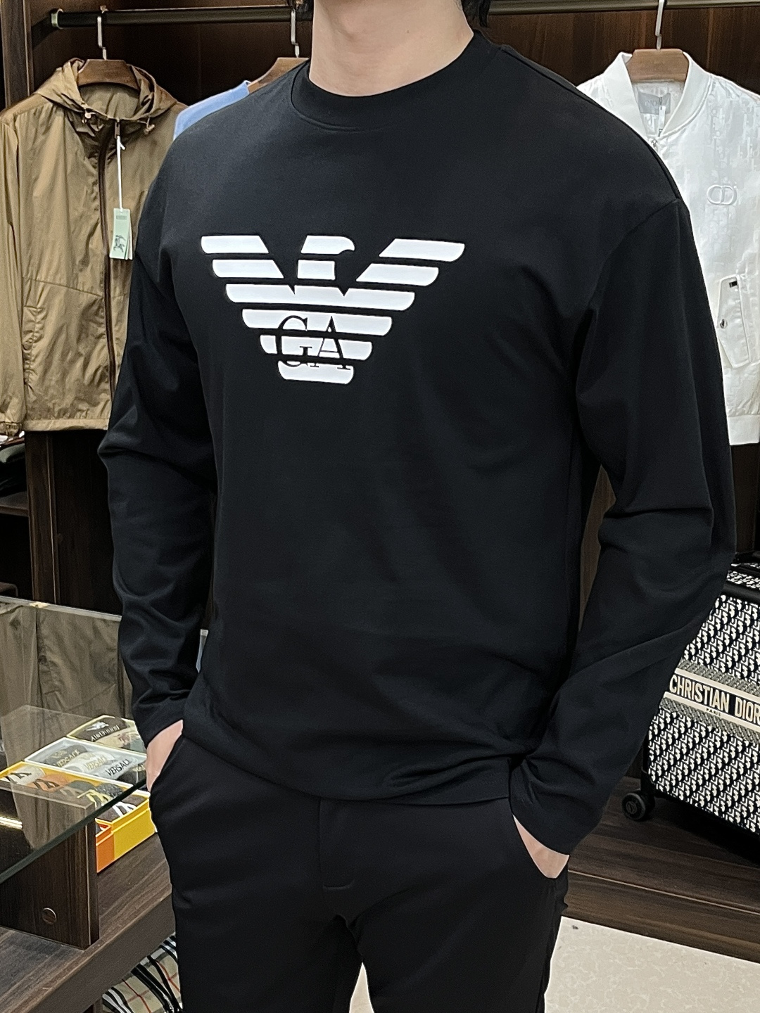 NO:572825,The main recommendation is Armani. Armani exclusively supplies spring new fashion casual long-sleeved T-shirts. Pure cotton fabrics with original craftsmanship and high-end European version of the original T-shirts. Trendy, fashionable and casual long-sleeved, highly breathable and comfortable, with impeccable details. The brand element design concept embodies high quality. It presents casual tailoring and the upper body shape is awesome!  Size M-2XL H new model debut, armani, armani, tees, t-shirt, alexander wang19860909主推 Armani 阿玛尼 独家专供春季新款时尚休闲长袖T恤,纯棉面料原单工艺高端欧版原单T恤,潮流时尚休闲长袖,透气舒适度高,细节无可挑剔,品牌元素设计理念,体现高品质.呈现休闲裁剪,上身版型超赞！ 码数M-2XL H新款首发,,armani,armani,tees，t-shirt,alexander wang,Men's clothing