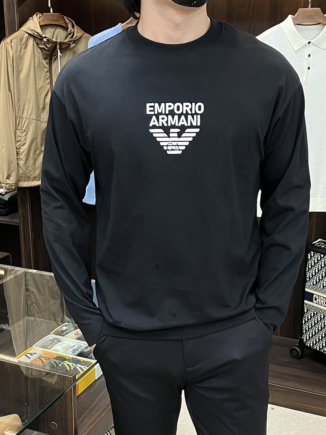 NO:652896,The main recommendation is Armani. Armani exclusively supplies spring new fashion casual long-sleeved T-shirts. Pure cotton fabrics with original craftsmanship and high-end European version of the original T-shirts. Trendy, fashionable and casual long-sleeved, highly breathable and comfortable, with impeccable details. The brand element design concept embodies high quality. It presents casual tailoring and the upper body shape is awesome!  Size M-2XL H new model debut, armani, armani, tees, t-shirt, alexander wang19860909主推 Armani 阿玛尼 独家专供春季新款时尚休闲长袖T恤,纯棉面料原单工艺高端欧版原单T恤,潮流时尚休闲长袖,透气舒适度高,细节无可挑剔,品牌元素设计理念,体现高品质.呈现休闲裁剪,上身版型超赞！ 码数M-2XL H新款首发,,armani,armani,tees，t-shirt,alexander wang,Men's clothing