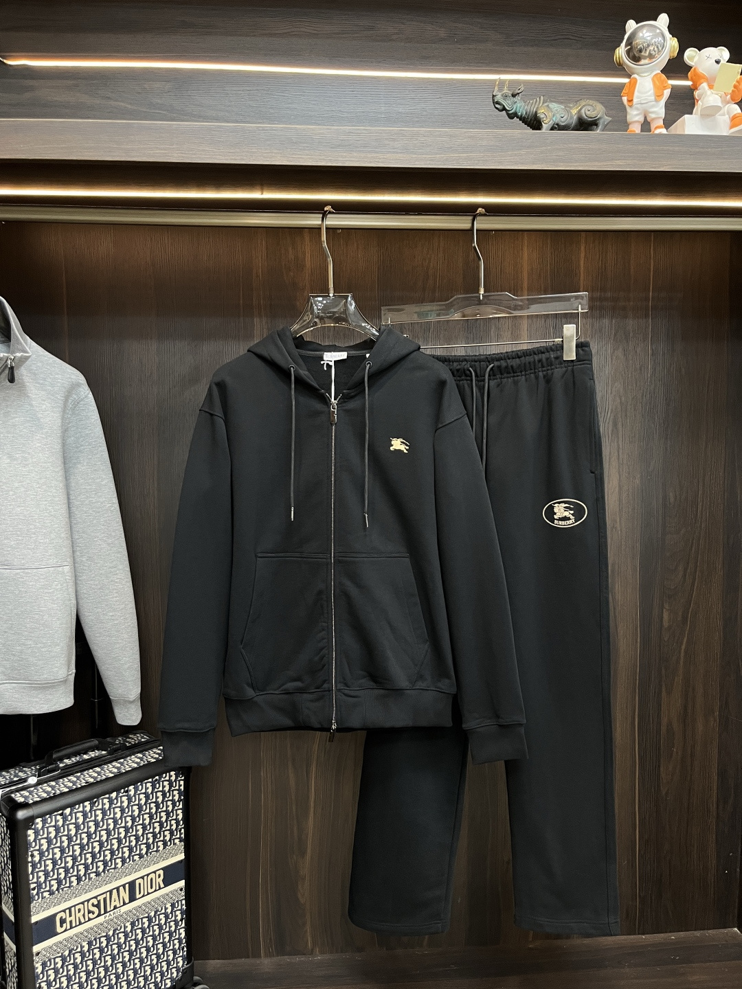 NO:594842,Mainly recommended clothes, pants, Burberry 25SS new hooded printed suit. This suit is made of lightweight turned-over velvet cotton fabric. The back of the top is decorated with a knight's seal print, and the front chest is decorated with equestrian micro-label embroidery. Zipper closure, drawstring hood, pants elastic drawstring waist design, with knight's seal print, showing a loose and casual fit, versatile for leisure and sports, a set of upper body is better, highly recommended!  The size of tops and pants is S M L19860909主推衣服 裤子 Burberry 巴宝莉 25SS新款连帽印花套装,这款套装选用轻盈翻面绒棉质面料打造,上衣背面背部饰有骑士印章印花,前胸饰有马术微标绣花工艺,拉链式开合,抽绳兜帽,裤子松紧抽绳腰设计,搭配有骑士印章印花,呈现宽松休闲版型,休闲运动都巨百搭,一套上身效果更佳,强烈推荐！ 上衣裤子码数S M L XL H新款首发,,burberry,burberry,hats,alexander wang,Men's clothing