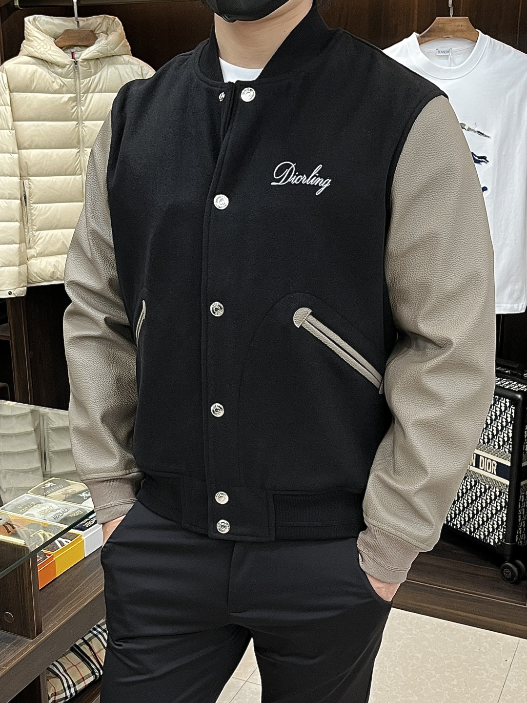 NO:572850,Mainly recommending the new Dior 25SS baseball uniform, Dior's zippered baseball jacket is a new product in the 2025 winter men's wear series. It is decorated with the Dior Love logo inspired by the Dior archives, paying tribute to Dior's heritage. It is carefully made of black sheep wool blended fabrics, with contrasting gray calf leather sleeves and matching untucked secret pockets. Decorated with the Dior Love logo on the front and back, it can be matched with all kinds of clothing to highlight the casual style. Highly recommended!  Code number 46 48 50 52 H new model debut,,dior,dior,jackets & coats,cowhide,alexander wang19860909主推 Dior 25SS新款棒球服,迪奥这款拉链棒球夹克是二零二五冬季男装系列新品,饰以灵感源自 Dior 档案的迪奥之爱标志,向 Dior 承传致敬.采用黑色绵羊毛混纺面料精心制作,搭配对比鲜明的灰色牛皮革衣袖和相配的无盖暗袋.正面和背面饰以迪奥之爱标志,可与各式服饰搭配,彰显休闲风范,强烈推荐！ 码数46 48 50 52 H新款首发,,dior,dior,jackets & coats,cowhide,alexander wang,Men's clothing