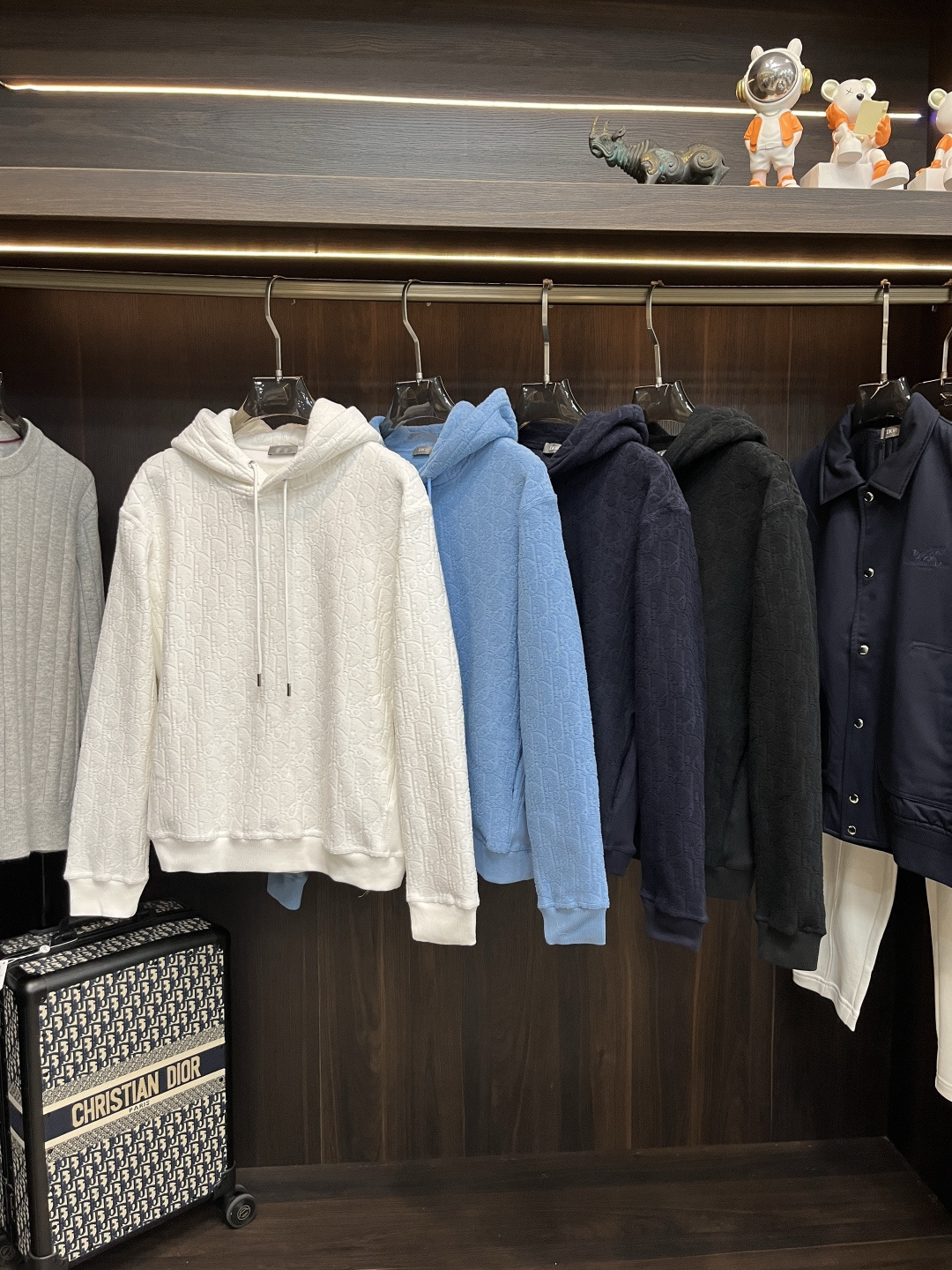 NO:644582,We mainly recommend Dior 25SS new cotton fleece Oblique print hooded sweatshirt. This hooded sweatshirt highlights Dior's classic Oblique print. It is carefully made of cotton fleece fabric and has a loose and comfortable cut. The hood design has welt pockets on the side and can be paired with jeans or sports trousers to create a casual look. The same style for men and women, highly recommended!  Color sky blue black royal blue off-white H new release, dior, hoodie, sweatshirts, jeans, hats, alexander wang19860909主推 Dior 25SS新款棉质起绒Oblique印花连帽卫衣,这款连帽运动衫突显Dior经典的Oblique印花.采用棉质起绒面料精心制作,宽松舒适剪裁.连帽设计,侧面搭配贴边口袋,可与牛仔裤或运动长裤搭配,打造休闲造型.男女同款,强烈推荐！ 颜色天蓝 黑色 宝蓝色 米白色 H新款首发,,dior,hoodie,sweatshirts,jeans,hats,alexander wang,Men's clothing