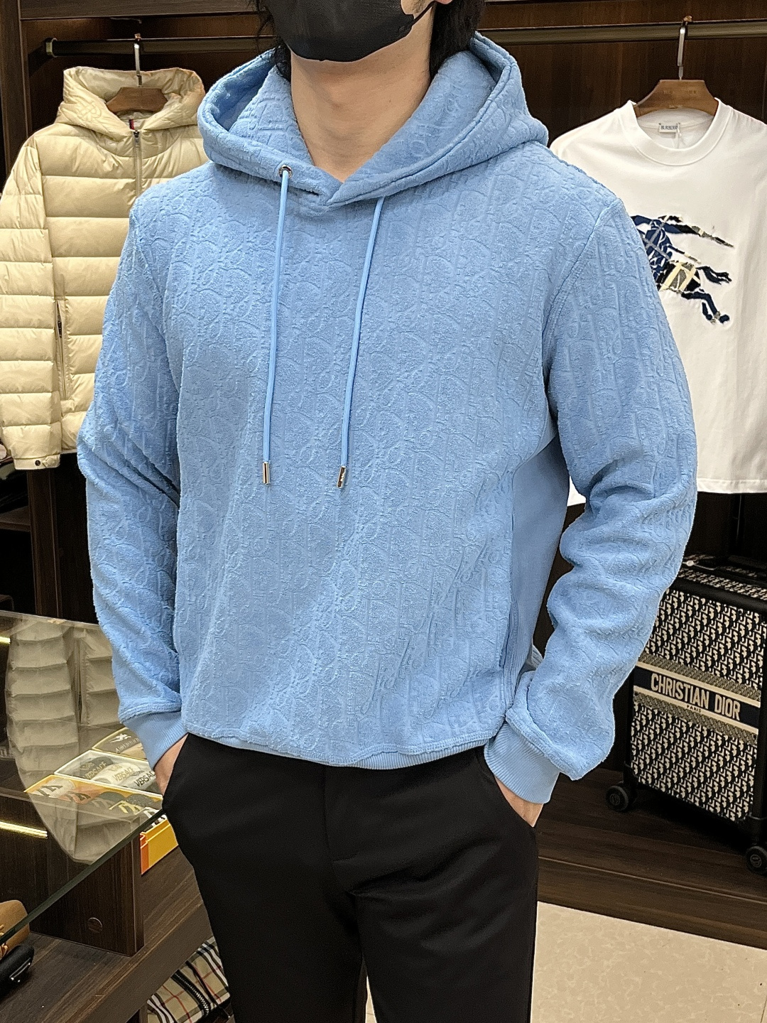 NO:623672,We mainly recommend Dior 25SS new cotton fleece Oblique print hooded sweatshirt. This hooded sweatshirt highlights Dior's classic Oblique print. It is carefully made of cotton fleece fabric and has a loose and comfortable cut. The hood design has welt pockets on the side and can be paired with jeans or sports trousers to create a casual look. The same style for men and women, highly recommended!  Color sky blue black royal blue off-white H new release, dior, hoodie, sweatshirts, jeans, hats, alexander wang19860909主推 Dior 25SS新款棉质起绒Oblique印花连帽卫衣,这款连帽运动衫突显Dior经典的Oblique印花.采用棉质起绒面料精心制作,宽松舒适剪裁.连帽设计,侧面搭配贴边口袋,可与牛仔裤或运动长裤搭配,打造休闲造型.男女同款,强烈推荐！ 颜色天蓝 黑色 宝蓝色 米白色 H新款首发,,dior,hoodie,sweatshirts,jeans,hats,alexander wang,Men's clothing