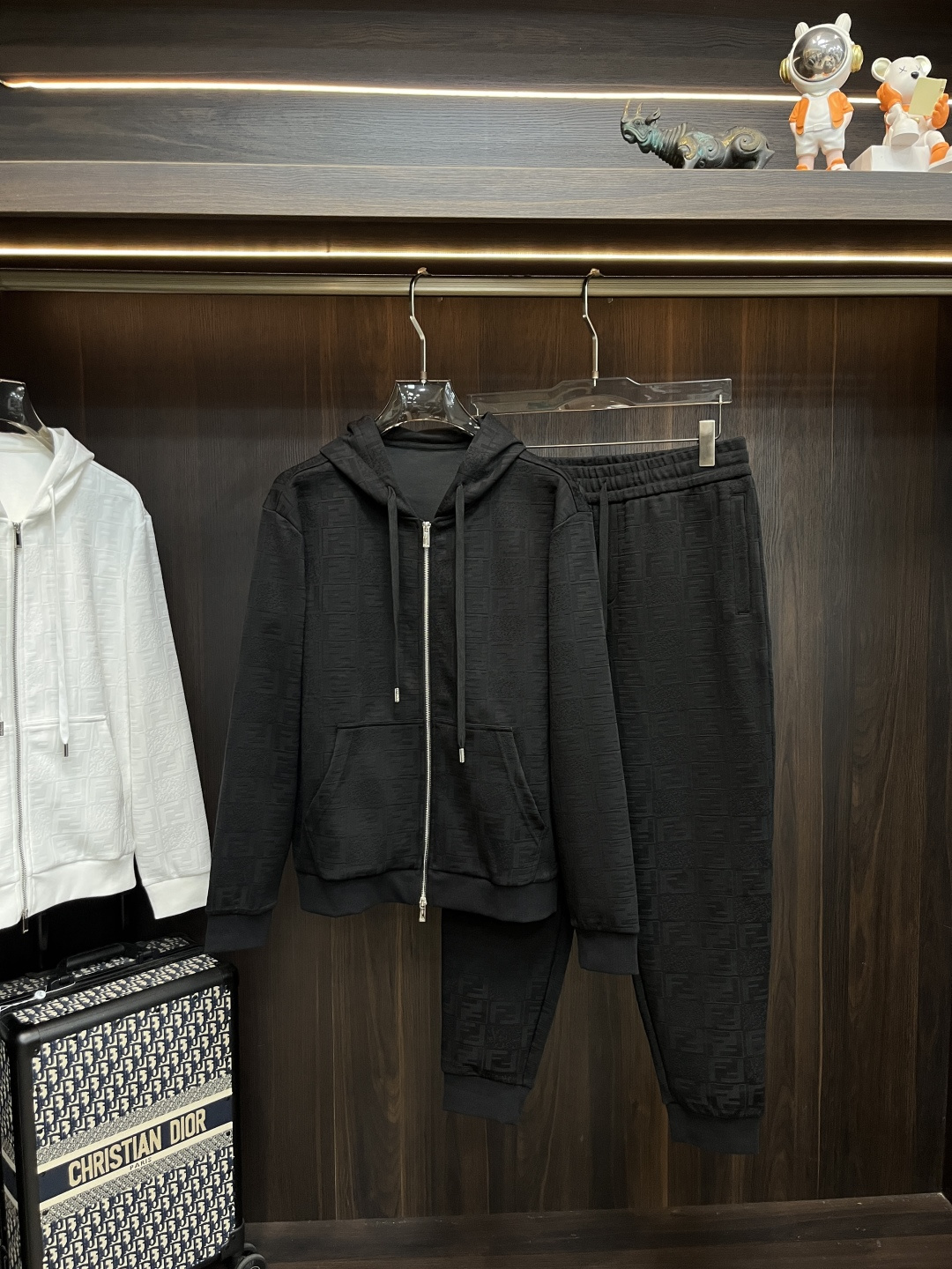 NO:573994,Mainly recommend Fendi ss autumn new release Fendi sweater suit, autumn hot style suit!  Wearing it makes you feel comfortable and slim, lazy and casual, combined with clean and simple colors, it is particularly attractive and suitable for daily wear~ We introduce sports items decorated with vibrant prints to welcome the arrival of the warm season. Sizes M-3XL19860909主推 Fendi ss秋季新款发布芬迪卫衣套装,秋季爆款套装！穿上就是舒适自在又显瘦的存在,慵懒而随性,结合干净简单的色系就特别耐看,适合日常穿着~倾情推出缀饰活力印花的运动单品,迎接温暖季节的到来. 尺码M-3XL H新款首发,,fendi,fendi,hoodie,sweatshirts,alexander wang,Men's clothing