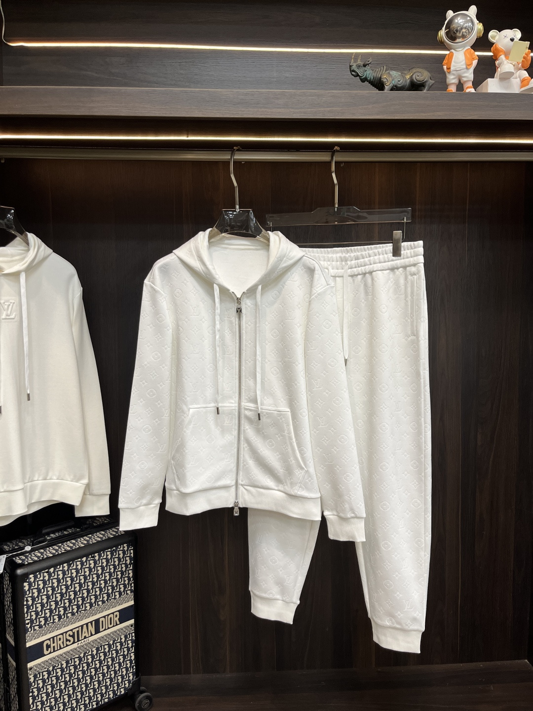 NO:573999,Mainly recommend LV ss autumn new release donkey brand sweatshirt suit, autumn hot style suit!  Wearing it makes you feel comfortable and slim. It is lazy and casual. When combined with clean and simple colors, it is particularly attractive and suitable for daily wear. We introduce sports items decorated with vibrant prints to welcome the arrival of the warm season. Sizes M-319860909主推 LV ss秋季新款发布驴牌卫衣套装,秋季爆款套装！穿上就是舒适自在又显瘦的存在,慵懒而随性,结合干净简单的色系就特别耐看,适合日常穿着~倾情推出缀饰活力印花的运动单品,迎接温暖季节的到来. 尺码M-3XL H新款首发,,louis vuitton,louis vuitton,hoodie,sweatshirts,alexander wang,Men's clothing