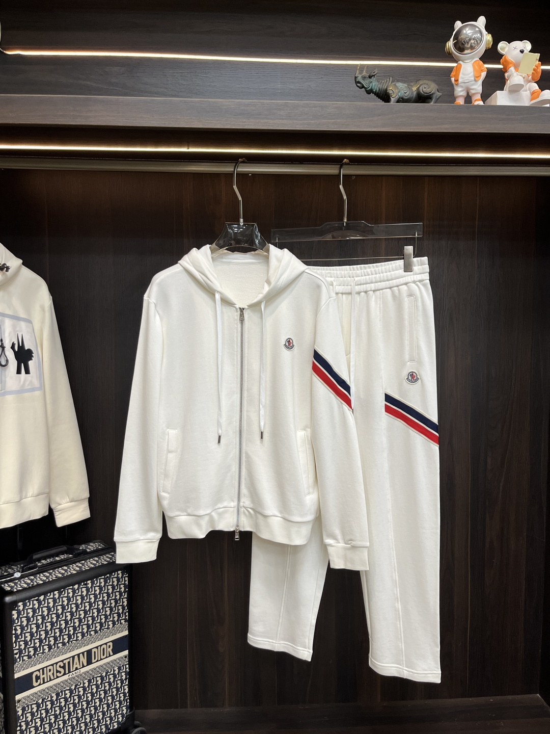 NO:574001,Mainly recommend Moncler ss autumn new release mask sweatshirt suit, autumn hot style suit!  Wearing it makes you feel comfortable and slim. It is lazy and casual. When combined with clean and simple colors, it is particularly attractive and suitable for daily wear~ We introduce sports items decorated with vibrant prints to welcome the arrival of the warm season. Sizes M-3XL H new model debut, Moncler, hoodie, sweatshirts, alexander wang19860909主推 Moncler ss秋季新款发布蒙口卫衣套装,秋季爆款套装！穿上就是舒适自在又显瘦的存在,慵懒而随性,结合干净简单的色系就特别耐看,适合日常穿着~倾情推出缀饰活力印花的运动单品,迎接温暖季节的到来. 尺码M-3XL H新款首发,,Moncler,hoodie,sweatshirts,alexander wang,Men's clothing