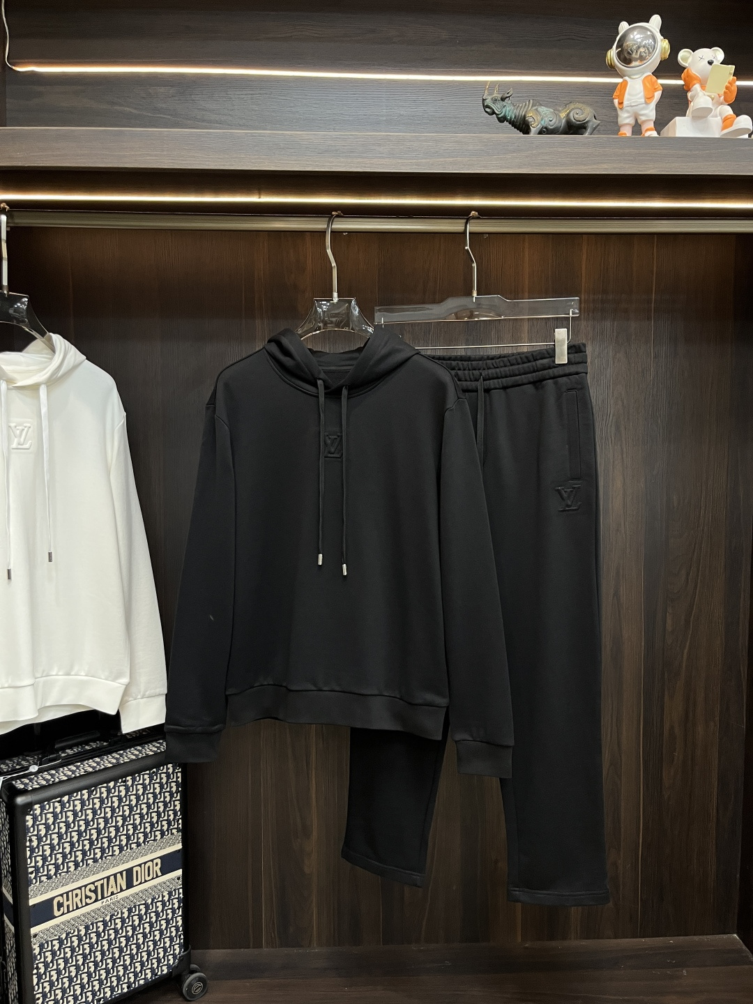 NO:574003,Mainly recommend LV ss autumn new release donkey brand sweatshirt suit, autumn hot style suit!  Wearing it makes you feel comfortable and slim. It is lazy and casual. When combined with clean and simple colors, it is particularly attractive and suitable for daily wear. We introduce sports items decorated with vibrant prints to welcome the arrival of the warm season. Sizes M-319860909主推 LV ss秋季新款发布驴牌卫衣套装,秋季爆款套装！穿上就是舒适自在又显瘦的存在,慵懒而随性,结合干净简单的色系就特别耐看,适合日常穿着~倾情推出缀饰活力印花的运动单品,迎接温暖季节的到来. 尺码M-3XL H新款首发,,louis vuitton,louis vuitton,hoodie,sweatshirts,alexander wang,Men's clothing