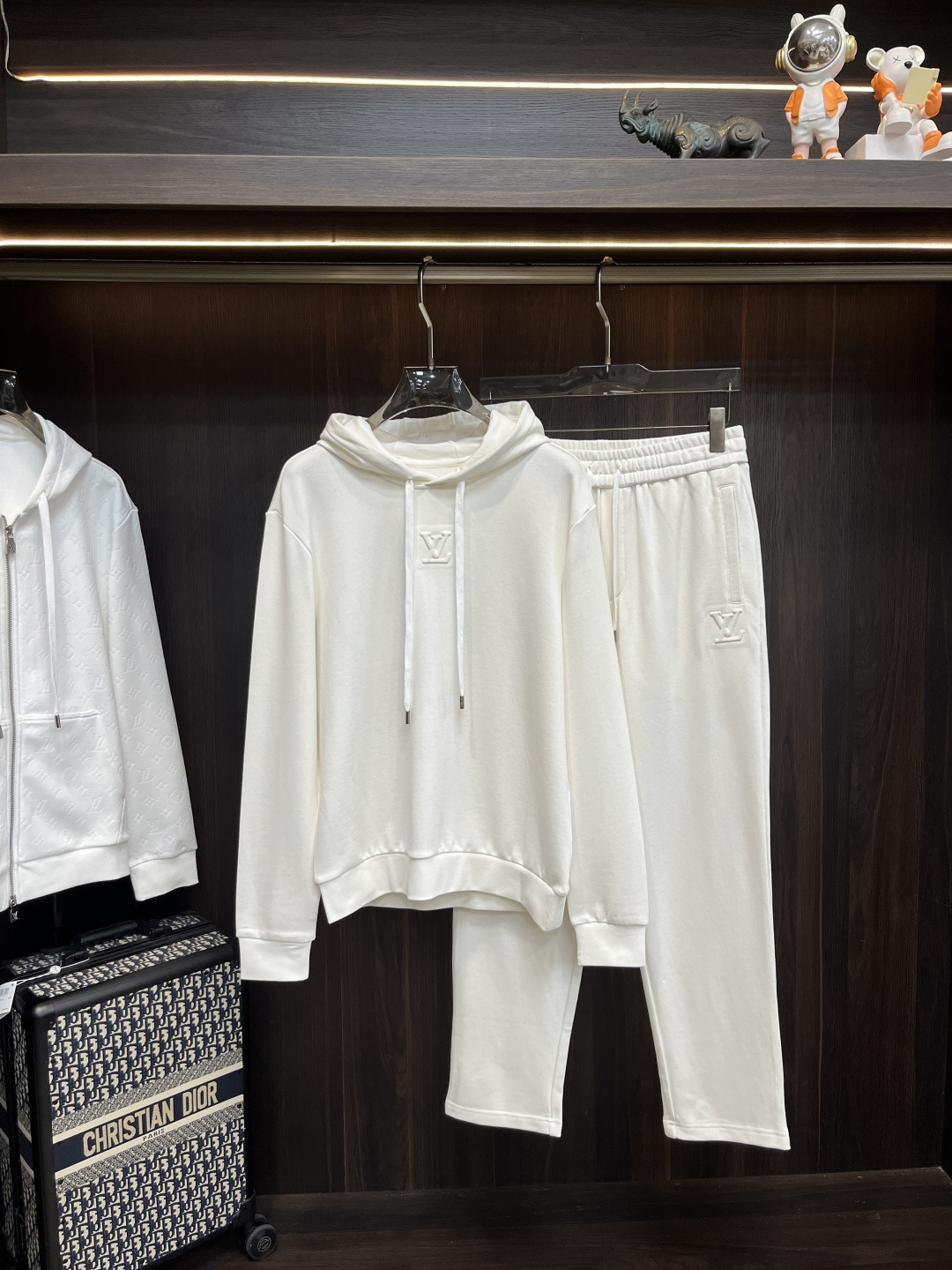 NO:597276,Mainly recommend LV 2025ss autumn new release donkey brand sweatshirt suit, autumn hot style suit!  Wearing it makes you feel comfortable and slim. It is lazy and casual. When combined with clean and simple colors, it is particularly attractive and suitable for daily wear. We launch sports items decorated with vibrant prints to welcome the arrival of the warm season. Size M-319860909主推 LV 2025ss秋季新款发布驴牌卫衣套装,秋季爆款套装！穿上就是舒适自在又显瘦的存在,慵懒而随性,结合干净简单的色系就特别耐看,适合日常穿着~倾情推出缀饰活力印花的运动单品,迎接温暖季节的到来. 尺码M-3XL H2025新款首发,,louis vuitton,louis vuitton,hoodie,sweatshirts,alexander wang,Men's clothing