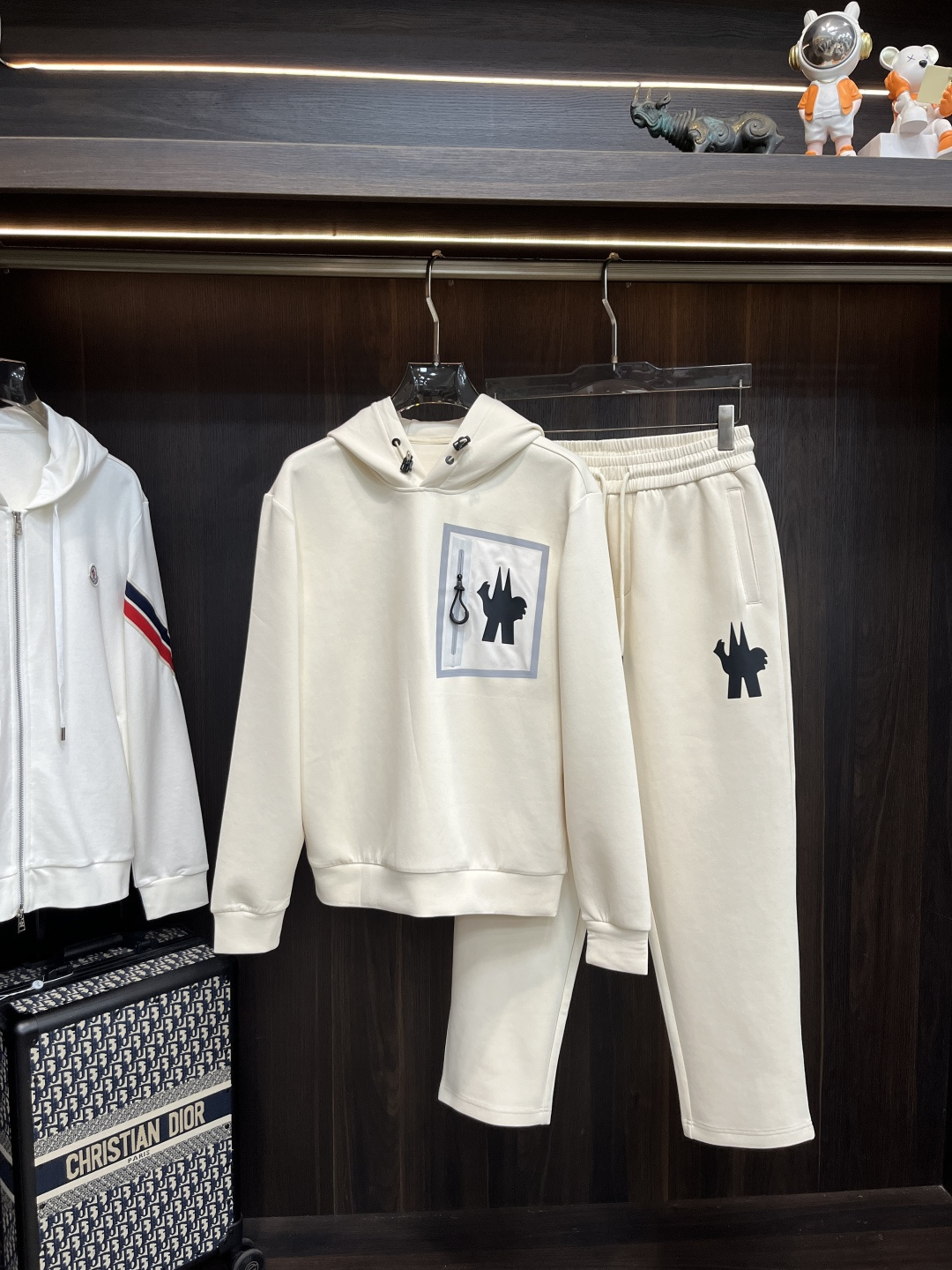 NO:574005,Mainly recommend Moncler ss autumn new release mask sweatshirt suit, autumn hot style suit!  Wearing it makes you feel comfortable and slim. It is lazy and casual. When combined with clean and simple colors, it is particularly attractive and suitable for daily wear~ We introduce sports items decorated with vibrant prints to welcome the arrival of the warm season. Sizes M-3XL H new model debut, Moncler, hoodie, sweatshirts, alexander wang19860909主推 Moncler ss秋季新款发布蒙口卫衣套装,秋季爆款套装！穿上就是舒适自在又显瘦的存在,慵懒而随性,结合干净简单的色系就特别耐看,适合日常穿着~倾情推出缀饰活力印花的运动单品,迎接温暖季节的到来. 尺码M-3XL H新款首发,,Moncler,hoodie,sweatshirts,alexander wang,Men's clothing