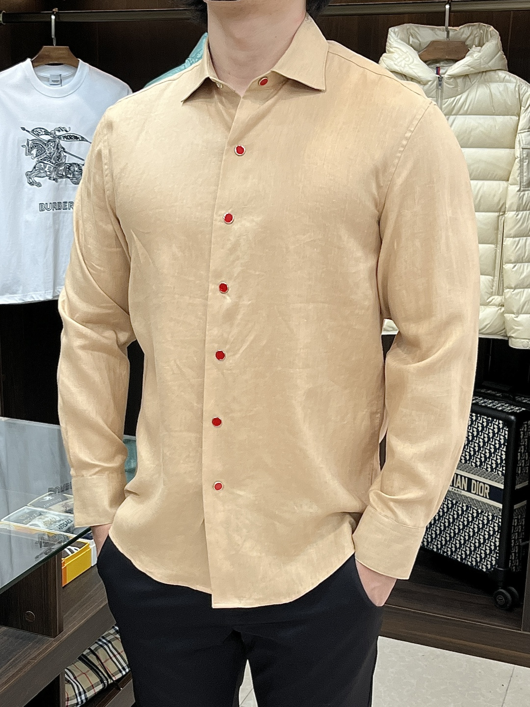 NO:598467,Mainly recommend LP new autumn and winter shirts, LP men's essential long-sleeved shirts, top-quality cotton and linen shirts, high-end light luxury boutique natural cotton and linen shirts. Comfortable and breathable, original goods, original fabrics, soft and comfortable, high-end and luxurious upper body, enough class for the scene, this shirt will make you proud and satisfied! Size 38-40-42-44-46-48 H new release, loro piana, shirts, alexander wang19860909主推 LP 秋冬新款衬衫LP男士必备款长袖衬衫,顶级棉麻衬衫,高端轻奢精品天然棉麻衬衫.舒服透气,原单狠货,原版面料,柔软舒适,上身高端又奢华,足够场面的档次,这款衬衫无不骄傲的让你满意有面子! 尺码38-40-42-44-46-48 H新款首发,,loro piana,shirts,alexander wang,Men's clothing