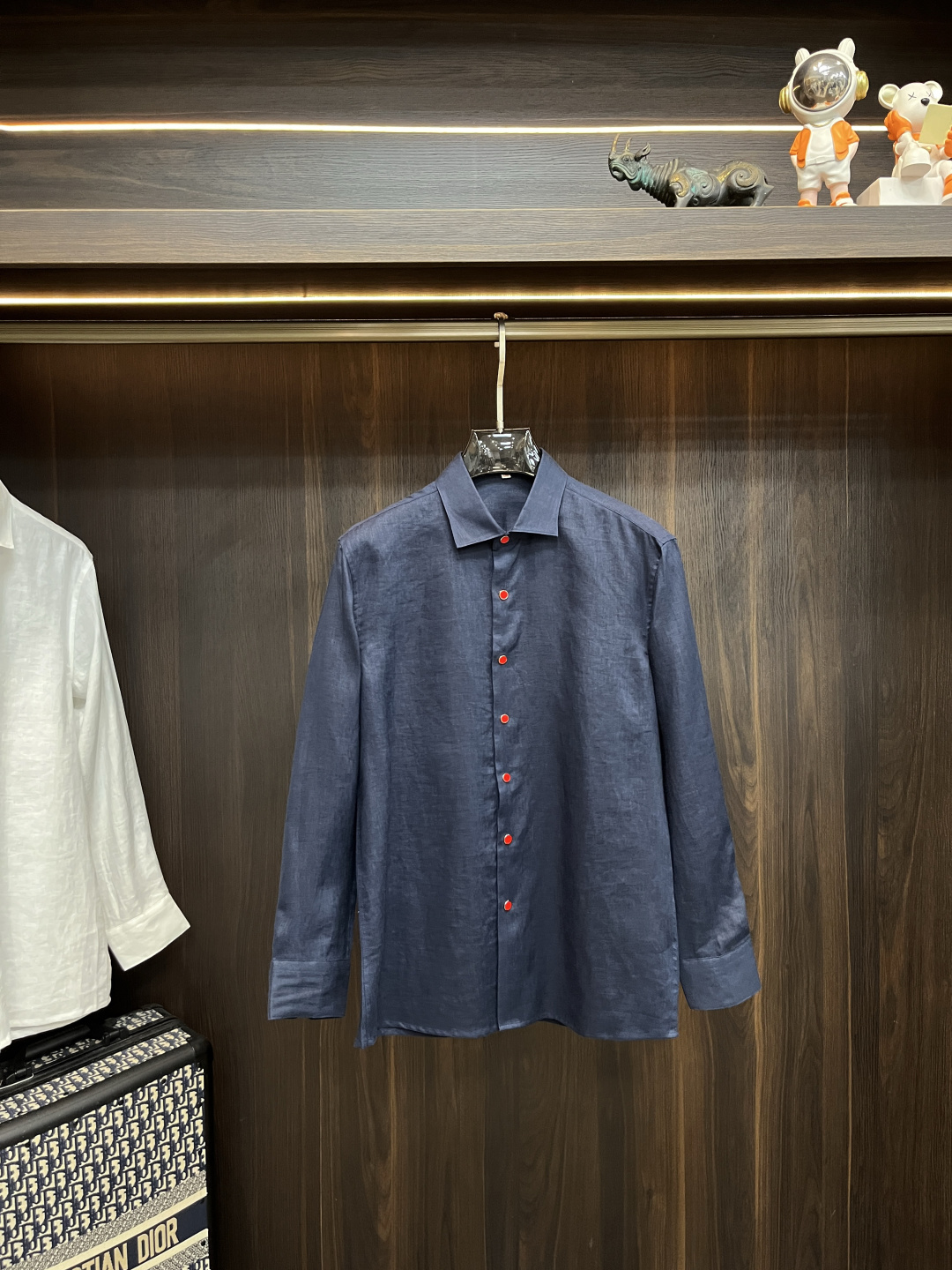 NO:574007,Mainly recommend LP new autumn and winter shirts, LP men's essential long-sleeved shirts, top-quality cotton and linen shirts, high-end light luxury boutique natural cotton and linen shirts. Comfortable and breathable, original goods, original fabrics, soft and comfortable, high-end and luxurious upper body, enough class for the scene, this shirt will make you proud and satisfied! Size 38-40-42-44-46-48 H new release, loro piana, shirts, alexander wang19860909主推 LP 秋冬新款衬衫LP男士必备款长袖衬衫,顶级棉麻衬衫,高端轻奢精品天然棉麻衬衫.舒服透气,原单狠货,原版面料,柔软舒适,上身高端又奢华,足够场面的档次,这款衬衫无不骄傲的让你满意有面子! 尺码38-40-42-44-46-48 H新款首发,,loro piana,shirts,alexander wang,Men's clothing