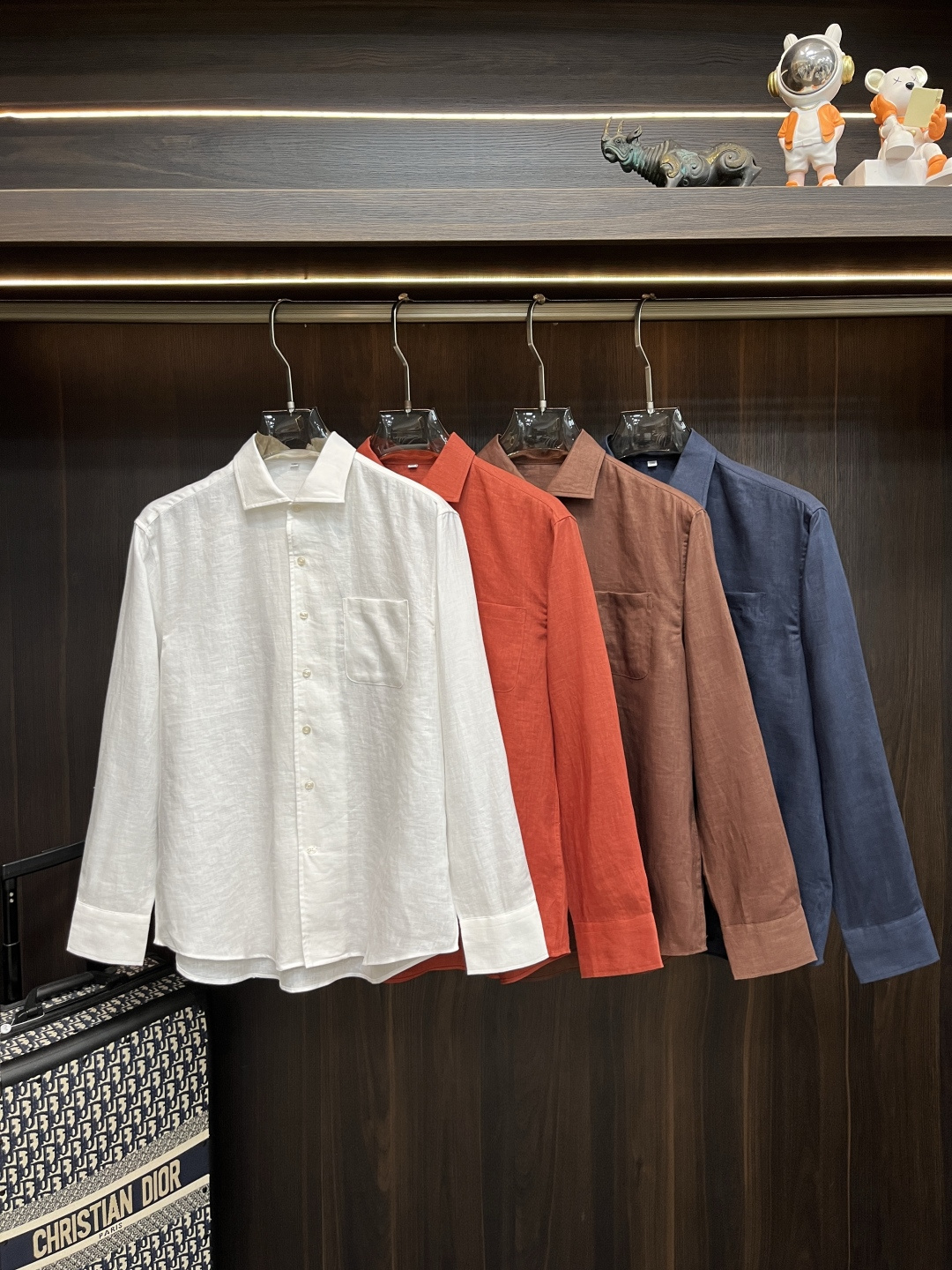 NO:574008,The main recommendation is Armani's new autumn and winter shirts. Armani men's essential long-sleeved shirts, top-quality cotton and linen shirts, high-end light luxury boutique natural cotton and linen shirts. Comfortable and breathable, original goods, original fabrics, soft and comfortable, high-end and luxurious on the upper body, enough class for the scene, this shirt will make you proud and satisfied! Size 38-40-42-44-46-48 H new model debut,,armani,armani,shirts,alexander wang19860909主推 Armani 秋冬新款衬衫阿玛尼男士必备款长袖衬衫,顶级棉麻衬衫,高端轻奢精品天然棉麻衬衫.舒服透气,原单狠货,原版面料,柔软舒适,上身高端又奢华,足够场面的档次,这款衬衫无不骄傲的让你满意有面子! 尺码38-40-42-44-46-48 H新款首发,,armani,armani,shirts,alexander wang,Men's clothing