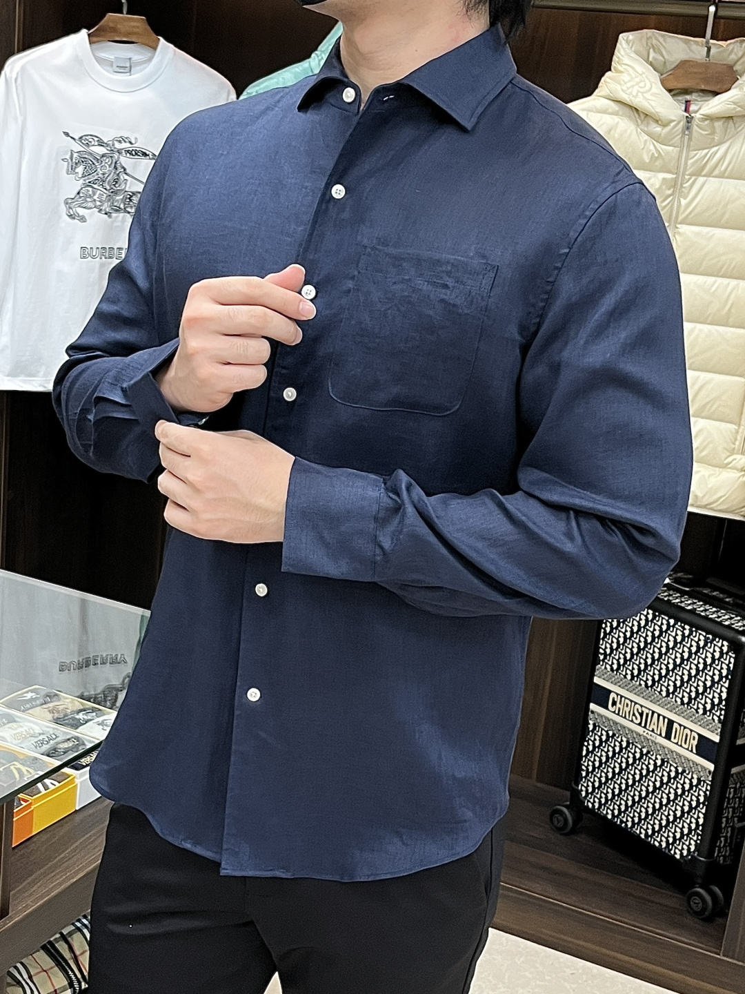 NO:598470,The main recommendation is Armani's new autumn and winter shirts. Armani men's essential long-sleeved shirts, top-quality cotton and linen shirts, high-end light luxury boutique natural cotton and linen shirts. Comfortable and breathable, original goods, original fabrics, soft and comfortable, high-end and luxurious on the upper body, enough class for the scene, this shirt will make you proud and satisfied! Size 38-40-42-44-46-48 H new model debut,,armani,armani,shirts,alexander wang19860909主推 Armani 秋冬新款衬衫阿玛尼男士必备款长袖衬衫,顶级棉麻衬衫,高端轻奢精品天然棉麻衬衫.舒服透气,原单狠货,原版面料,柔软舒适,上身高端又奢华,足够场面的档次,这款衬衫无不骄傲的让你满意有面子! 尺码38-40-42-44-46-48 H新款首发,,armani,armani,shirts,alexander wang,Men's clothing