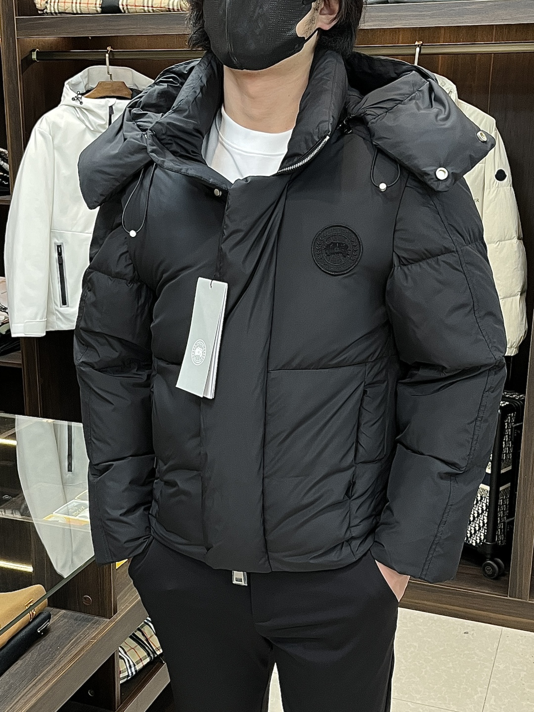 NO:598453,The main recommendation is down Canada. Goose, the latest fashion designer down jacket, big goose hot style hooded down jacket, detachable sleeves down jacket, 90# white goose down filling, detachable hood, down down vest can be worn twice, every detail shows craftsmanship, enough advanced structural tailoring design changes to show men's diverse image changes, slim fit, tailoring, to meet the current popular multi-layered wear, versatile style in life!  Color black gray Size S-XXL H new model first release, jackets & coats, down jacket, hats, alexander wang19860909主推羽绒 加拿大.鹅 最新款时尚设计师款羽绒外套大鹅爆款连帽羽绒服,袖可拆爆款羽绒服,90#白鹅绒填充,帽可拆,羽绒羽绒马甲一衣两穿处处细节显工艺足够的高级结构性剪裁的设计改变来展现男士多样的形象变化,修身利落、剪裁合体,满足时下正流行的多层次穿搭,生活百搭款式！ 颜色黑色 灰色 码数S-XXL H新款首发,,jackets & coats,down jacket,hats,alexander wang,Men's clothing