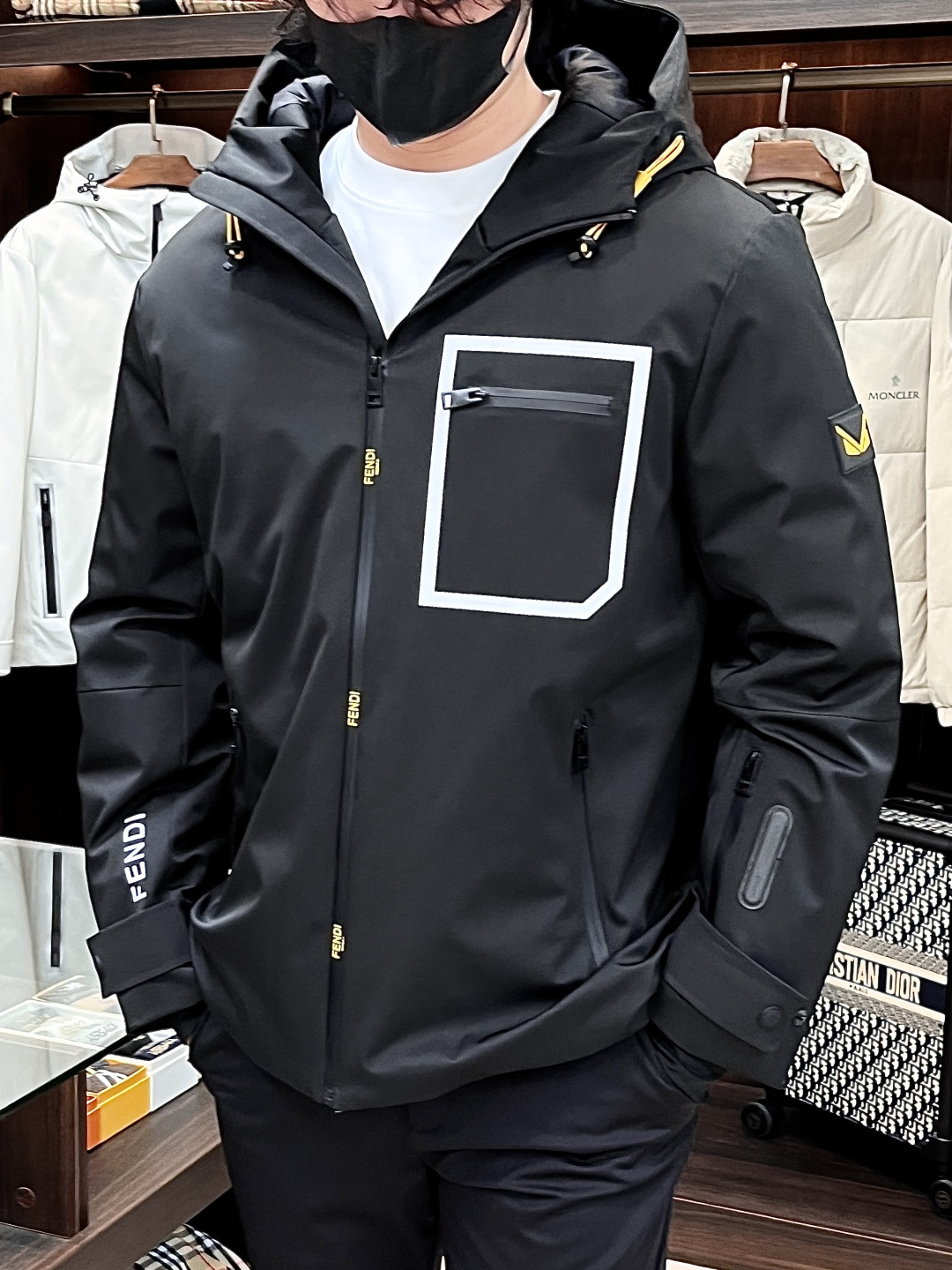 NO:594869,Mainly recommend down Fendi Fendi down jacket, the latest fashion designer hooded down jacket, new ski down jacket, every detail shows craftsmanship, enough advanced structural tailoring design changes to show men's diverse image changes, slim and neat, tailored to meet the popular multi-layered wear, life versatile style, size M-3XL H new release,, fendi, fendi, jackets & coats, down jacket, hats, alexander wang19860909主推羽绒 Fendi 芬迪 羽绒服 最新款时尚设计师款连帽羽绒外套 新款滑雪服羽绒外套,处处细节显工艺足够的高级结构性剪裁的设计改变来展现男士多样的形象变化,修身利落、剪裁合体,满足时下正流行的多层次穿搭,生活百搭款式 码数M-3XL H新款首发,,fendi,fendi,jackets & coats,down jacket,hats,alexander wang,Men's clothing