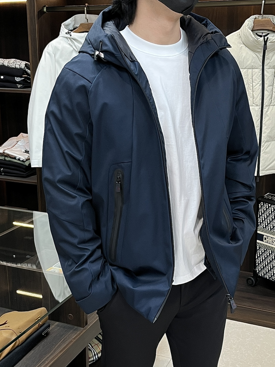 NO:594871,Mainly recommended down Moncler down jacket, the latest fashion designer hooded down jacket, new ski down jacket, every detail shows craftsmanship, enough advanced structural tailoring design changes to show men's diverse image changes, slim and neat, tailored to meet the current popular multi-layered wear, life versatile style, size M-3XL H new release,, Moncler, jackets & coats, down jacket, hats, alexander wang19860909主推羽绒 Moncler 蒙口 羽绒服 最新款时尚设计师款连帽羽绒外套 新款滑雪服羽绒外套,处处细节显工艺足够的高级结构性剪裁的设计改变来展现男士多样的形象变化,修身利落、剪裁合体,满足时下正流行的多层次穿搭,生活百搭款式 码数M-3XL H新款首发,,Moncler,jackets & coats,down jacket,hats,alexander wang,Men's clothing