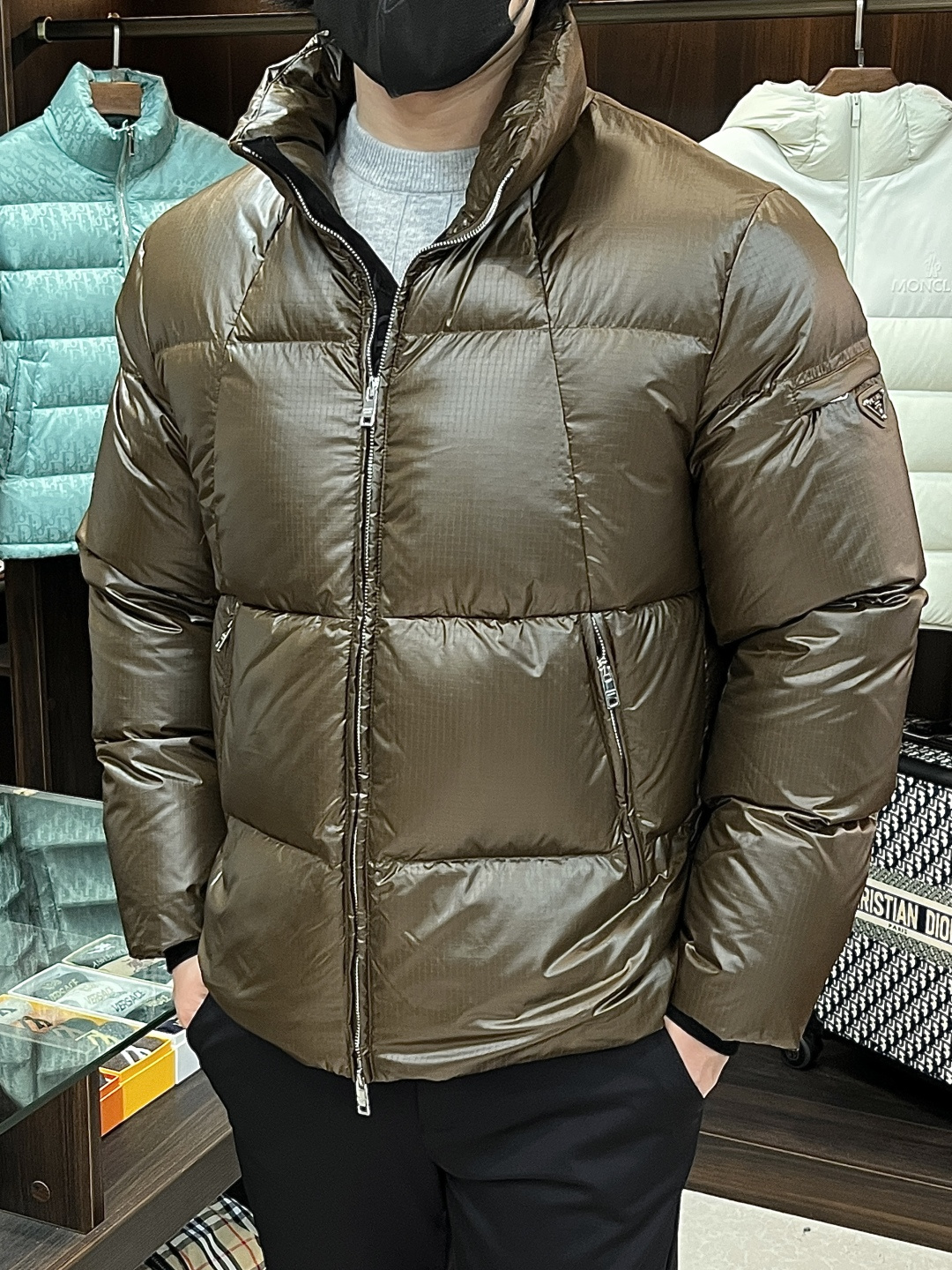 NO:594884,Mainly recommending down Prada's latest fashion designer down jacket Prada stand collar down jacket, top light luxury down jacket in winter, popular down jacket, 90# white goose down filling, every detail shows craftsmanship, enough advanced structural tailoring design changes to show men's diverse image changes, slim fit, tailoring, to meet the current popular multi-layered outfits, versatile style for life!  Color Black Brown Size M-3XL H new model debut, prada, prada, jackets & coats, down jacket, alexander wang19860909主推羽绒 Prada 最新款时尚设计师款羽绒外套普拉达立领羽绒服,冬季顶级轻奢羽绒服,爆款羽绒服,90#白鹅绒填充,处处细节显工艺足够的高级结构性剪裁的设计改变来展现男士多样的形象变化,修身利落、剪裁合体,满足时下正流行的多层次穿搭,生活百搭款式！ 颜色黑色 咖色 码数M-3XL H新款首发,,prada,prada,jackets & coats,down jacket,alexander wang,Men's clothing