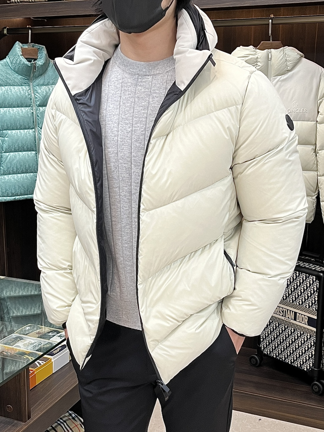 NO:629287,The main recommendation is the down Moncler 2025 latest fashion designer style down jacket, hooded down jacket, top light luxury down jacket in winter, down jacket with detachable hood, 90# white goose down filling, every detail shows craftsmanship, enough advanced structural tailoring design changes to show men's diverse image changes, slim fit, tailoring, to meet the current popular multi-layered wear, versatile style for life!  Color black white Size M-3XL H2025 new model first release,,Moncler,jackets & coats,down jacket,hats,alexander wang19860909主推羽绒 Moncler 2025最新款时尚设计师款羽绒外套蒙口连帽羽绒服,冬季顶级轻奢羽绒服,帽可拆爆款羽绒服,90#白鹅绒填充,处处细节显工艺足够的高级结构性剪裁的设计改变来展现男士多样的形象变化,修身利落、剪裁合体,满足时下正流行的多层次穿搭,生活百搭款式！ 颜色黑色 白色 码数M-3XL H2025新款首发,,Moncler,jackets & coats,down jacket,hats,alexander wang,Men's clothing