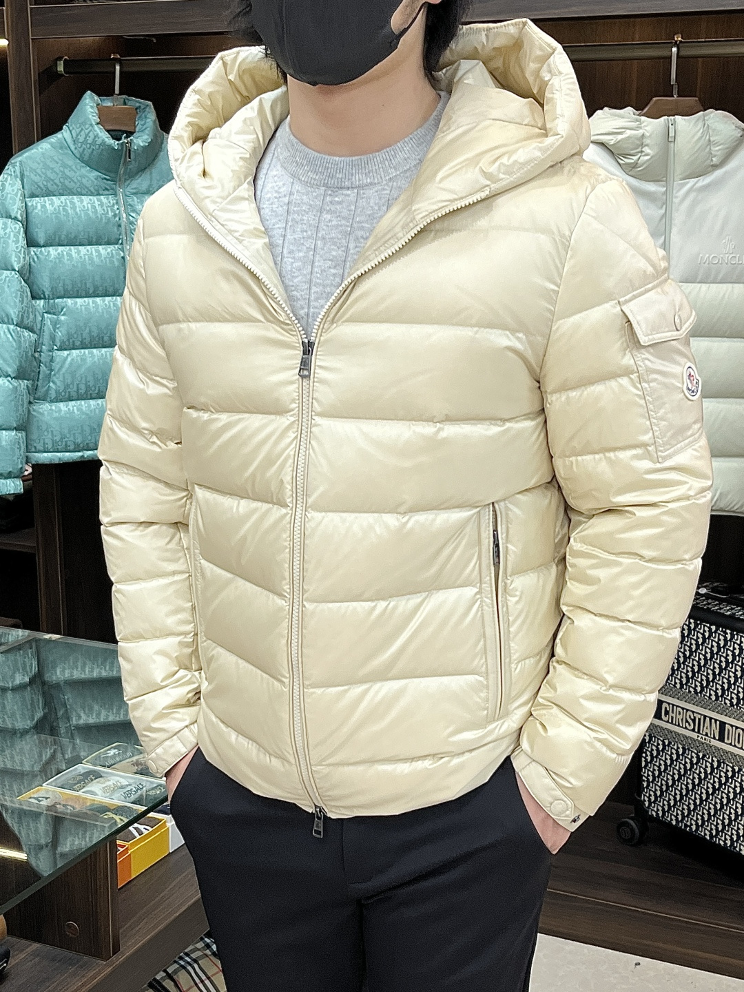 NO:629295,The main recommendation is the down Moncler 2025 latest fashion designer style down jacket, hooded down jacket, top light luxury down jacket in winter, hot style down jacket, 90# white goose down filling, every detail shows craftsmanship, enough advanced structural tailoring design changes to show men's diverse image changes, slim fit, tailoring, to meet the current popular multi-layered wear, versatile style in life!  Color black military green beige Size M-3XL H2025 new release, Moncler, jackets & coats, down jacket, hats, alexander wang19860909主推羽绒 Moncler 2025最新款时尚设计师款羽绒外套蒙口连帽羽绒服,冬季顶级轻奢羽绒服,爆款羽绒服,90#白鹅绒填充,处处细节显工艺足够的高级结构性剪裁的设计改变来展现男士多样的形象变化,修身利落、剪裁合体,满足时下正流行的多层次穿搭,生活百搭款式！ 颜色黑色 军绿 米黄 码数M-3XL H2025新款首发,,Moncler,jackets & coats,down jacket,hats,alexander wang,Men's clothing