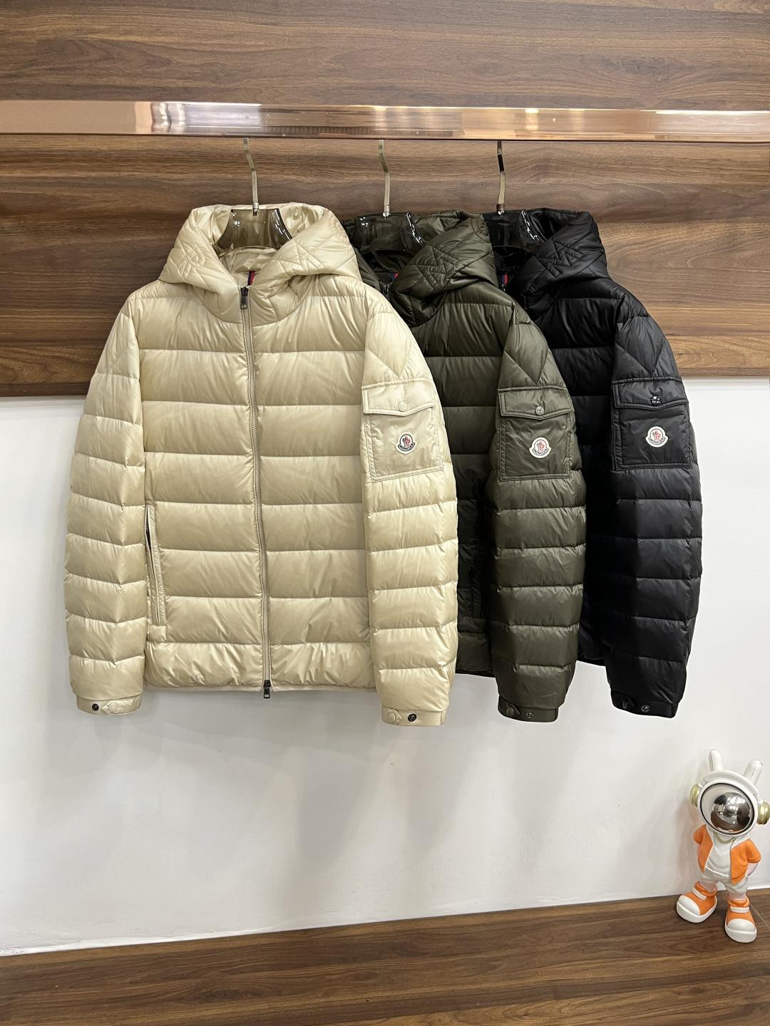 NO:597257,Mainly recommending down Moncler's latest fashion designer style down jacket, hooded down jacket, top-notch luxury down jacket in winter, popular down jacket, 90# white goose down filling, every detail shows craftsmanship, enough advanced structural tailoring design changes to show men's diverse image changes, slim fit, tailoring, to meet the current popular multi-layered outfits, versatile style for life!  Color black military green beige Size M-3XL H new model debut, Moncler, jackets & coats, down jacket, hats, alexander wang19860909主推羽绒 Moncler 最新款时尚设计师款羽绒外套蒙口连帽羽绒服,冬季顶级轻奢羽绒服,爆款羽绒服,90#白鹅绒填充,处处细节显工艺足够的高级结构性剪裁的设计改变来展现男士多样的形象变化,修身利落、剪裁合体,满足时下正流行的多层次穿搭,生活百搭款式！ 颜色黑色 军绿 米黄 码数M-3XL H新款首发,,Moncler,jackets & coats,down jacket,hats,alexander wang,Men's clothing