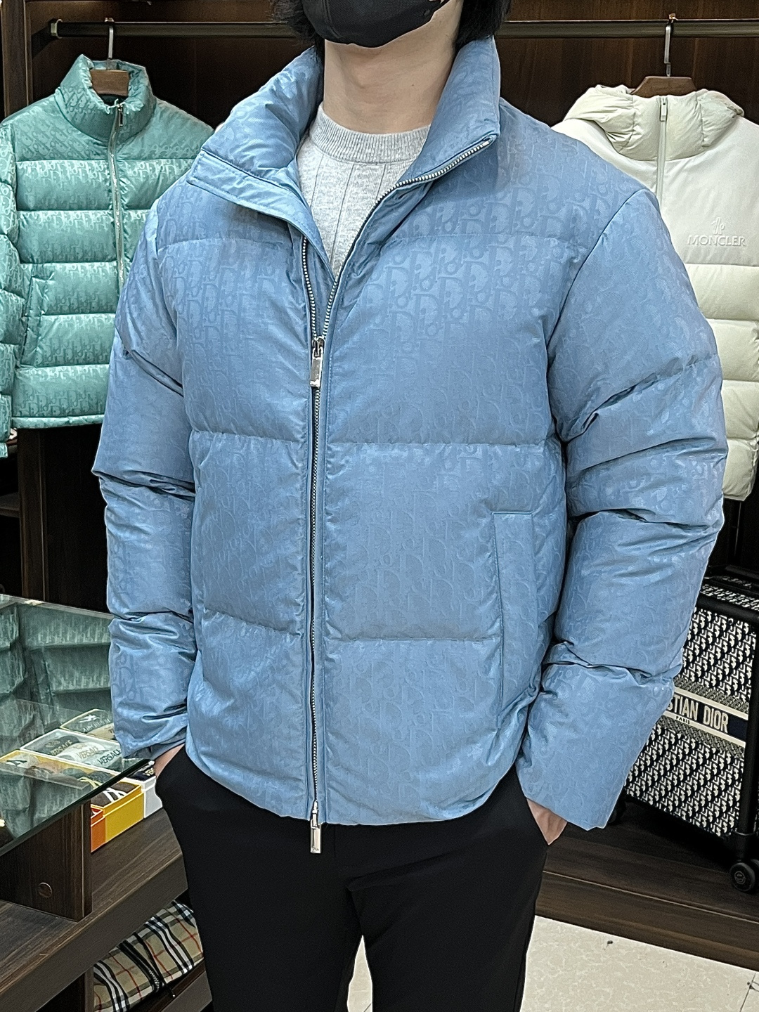 NO:594873,Mainly recommending down Dior's latest fashion designer style down jacket, Dior stand-up collar down jacket, the top light luxury down jacket in winter, popular down jacket, 90# white goose down filling, every detail shows craftsmanship, and the design changes of advanced structural tailoring are enough to show men's diverse image changes, slim and neat, tailored to meet the current popular multi-layered outfits, versatile styles in life!  Color black blue Size M-3XL H new model debut, dior, dior, jackets & coats, down jacket, alexander wang19860909主推羽绒 Dior 最新款时尚设计师款羽绒外套迪奥立领羽绒服,冬季顶级轻奢羽绒服,爆款羽绒服,90#白鹅绒填充,处处细节显工艺足够的高级结构性剪裁的设计改变来展现男士多样的形象变化,修身利落、剪裁合体,满足时下正流行的多层次穿搭,生活百搭款式！ 颜色黑色 蓝色 码数M-3XL H新款首发,,dior,dior,jackets & coats,down jacket,alexander wang,Men's clothing