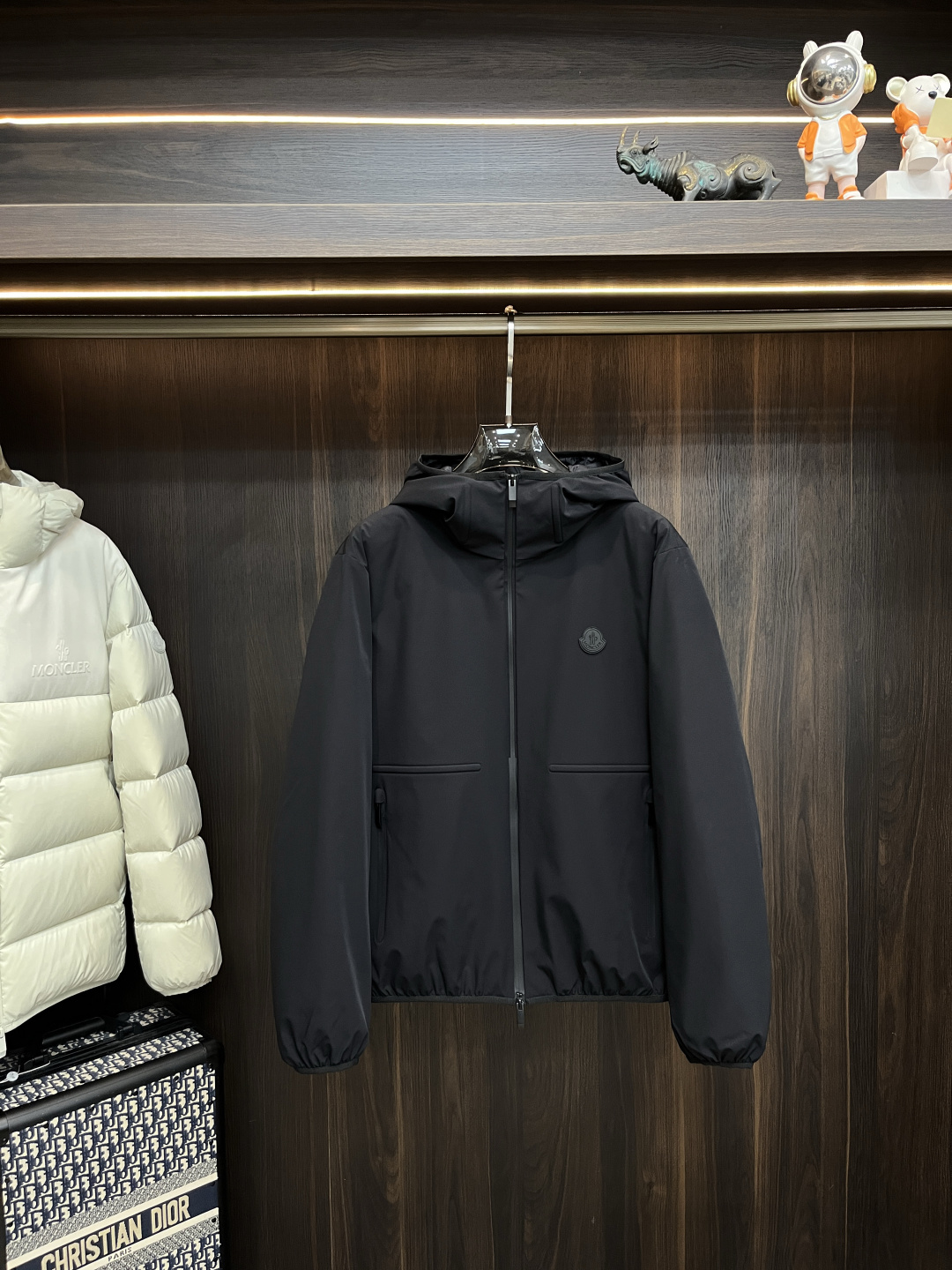 NO:594883,Mainly recommending down Moncler's latest fashion designer style down jacket, hooded down jacket, top-notch luxury down jacket for winter, popular down jacket, 90# white goose down filling, classic LOGO on the chest, every detail shows craftsmanship, enough advanced structural tailoring design changes to show men's diverse image changes, slim fit, tailoring, to meet the current popular multi-layered outfits, versatile styles for life!  Color black Size M-3XL H new model first release,,Moncler,jackets & coats,down jacket,hats,alexander wang19860909主推羽绒 Moncler 最新款时尚设计师款羽绒外套蒙口连帽羽绒服,冬季顶级轻奢羽绒服,爆款羽绒服,90#白鹅绒填充,胸口经典LOGO处处细节显工艺足够的高级结构性剪裁的设计改变来展现男士多样的形象变化,修身利落、剪裁合体,满足时下正流行的多层次穿搭,生活百搭款式！ 颜色黑色 码数M-3XL H新款首发,,Moncler,jackets & coats,down jacket,hats,alexander wang,Men's clothing