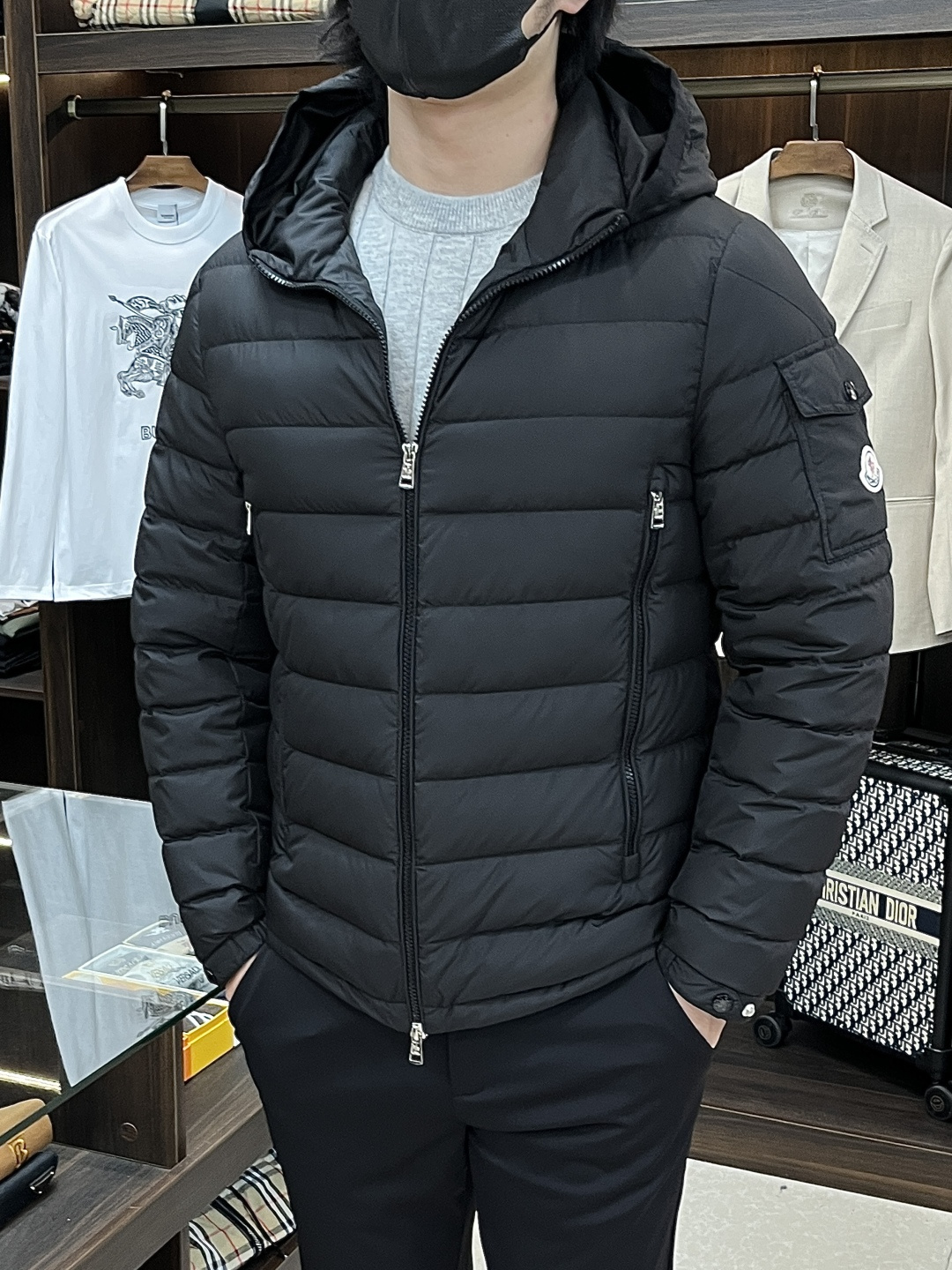 NO:594875,Mainly recommending down Moncler's latest fashion designer style down jacket, hooded down jacket, top-notch luxury down jacket for winter, popular down jacket, 90# white goose down filling, classic LOGO on the chest, every detail shows craftsmanship, enough advanced structural tailoring design changes to show men's diverse image changes, slim fit, tailoring, to meet the current popular multi-layered outfits, versatile styles for life!  Color black Size M-3XL H new model first release,,Moncler,jackets & coats,down jacket,hats,alexander wang19860909主推羽绒 Moncler 最新款时尚设计师款羽绒外套蒙口连帽羽绒服,冬季顶级轻奢羽绒服,爆款羽绒服,90#白鹅绒填充,胸口经典LOGO处处细节显工艺足够的高级结构性剪裁的设计改变来展现男士多样的形象变化,修身利落、剪裁合体,满足时下正流行的多层次穿搭,生活百搭款式！ 颜色黑色 码数M-3XL H新款首发,,Moncler,jackets & coats,down jacket,hats,alexander wang,Men's clothing