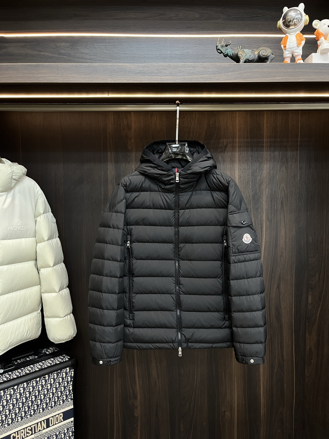 NO:608348,The main recommendation is the down Moncler 2025 latest fashion designer style down jacket, hooded down jacket, top light luxury down jacket in winter, popular down jacket, 90# white goose down filling, classic LOGO on the chest, details everywhere show craftsmanship, enough advanced structural tailoring design changes to show men's diverse image changes, slim fit, tailoring, to meet the current popular multi-layered outfits, versatile styles for life!  Color Black Size M-3XL H2025 new model first release,,Moncler,jackets & coats,down jacket,hats,alexander wang19860909主推羽绒 Moncler 2025最新款时尚设计师款羽绒外套蒙口连帽羽绒服,冬季顶级轻奢羽绒服,爆款羽绒服,90#白鹅绒填充,胸口经典LOGO处处细节显工艺足够的高级结构性剪裁的设计改变来展现男士多样的形象变化,修身利落、剪裁合体,满足时下正流行的多层次穿搭,生活百搭款式！ 颜色黑色 码数M-3XL H2025新款首发,,Moncler,jackets & coats,down jacket,hats,alexander wang,Men's clothing