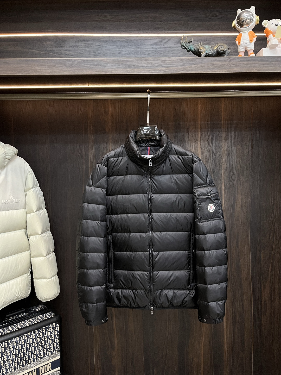NO:608352,The main recommendation is the down Moncler 2025 latest fashion designer style down jacket. The top-notch luxury down jacket in winter, the popular down jacket, 90# white goose down filling, the classic LOGO on the chest, the details everywhere show the craftsmanship, and the design changes of the advanced structural tailoring are enough to show the diverse image changes of men. The slim fit and tailored fit meet the current popular multi-layered outfits and are versatile styles in life!  Color black Size M-3XL H2025 new model first release,,Moncler,jackets & coats,down jacket,alexander wang19860909主推羽绒 Moncler 2025最新款时尚设计师款羽绒外套蒙口立领羽绒服,冬季顶级轻奢羽绒服,爆款羽绒服,90#白鹅绒填充,胸口经典LOGO处处细节显工艺足够的高级结构性剪裁的设计改变来展现男士多样的形象变化,修身利落、剪裁合体,满足时下正流行的多层次穿搭,生活百搭款式！ 颜色黑色 码数M-3XL H2025新款首发,,Moncler,jackets & coats,down jacket,alexander wang,Men's clothing