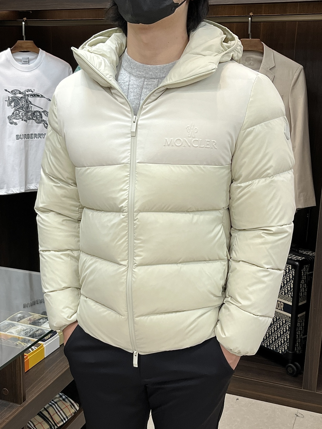 NO:594877,Mainly recommending down Moncler's latest fashion designer style down jacket, hooded down jacket, top-notch luxury down jacket for winter, popular down jacket, 90# white goose down filling, classic LOGO on the chest, every detail shows craftsmanship, enough advanced structural tailoring design changes to show men's diverse image changes, slim fit, tailoring, to meet the current popular multi-layered outfits, versatile styles for life!  Color black white Size M-3XL H new model debut,,Moncler,jackets & coats,down jacket,hats,alexander wang19860909主推羽绒 Moncler 最新款时尚设计师款羽绒外套蒙口连帽羽绒服,冬季顶级轻奢羽绒服,爆款羽绒服,90#白鹅绒填充,胸口经典LOGO处处细节显工艺足够的高级结构性剪裁的设计改变来展现男士多样的形象变化,修身利落、剪裁合体,满足时下正流行的多层次穿搭,生活百搭款式！ 颜色黑色 白色 码数M-3XL H新款首发,,Moncler,jackets & coats,down jacket,hats,alexander wang,Men's clothing