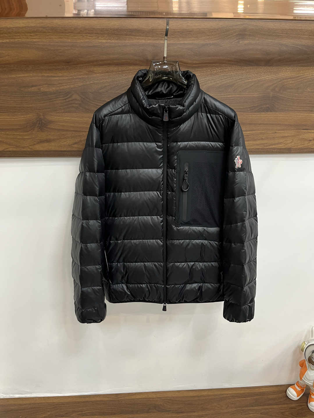 NO:597259,Mainly recommending down Moncler's latest fashion designer style down jacket with a hooded collar, top-notch luxury down jacket for winter, popular down jacket, 90# white goose down filling, classic LOGO on the chest, every detail shows craftsmanship, enough advanced structural tailoring design changes to show men's diverse image changes, slim fit, tailoring, to meet the current popular multi-layered outfits, versatile styles for life!  Color black Size M-3XL H new model first release,,Moncler,jackets & coats,down jacket,alexander wang19860909主推羽绒 Moncler 最新款时尚设计师款羽绒外套蒙口立领羽绒服,冬季顶级轻奢羽绒服,爆款羽绒服,90#白鹅绒填充,胸口经典LOGO处处细节显工艺足够的高级结构性剪裁的设计改变来展现男士多样的形象变化,修身利落、剪裁合体,满足时下正流行的多层次穿搭,生活百搭款式！ 颜色黑色 码数M-3XL H新款首发,,Moncler,jackets & coats,down jacket,alexander wang,Men's clothing