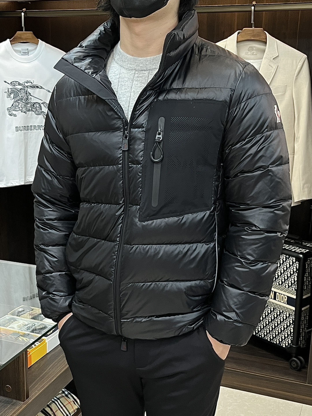 NO:594878,Mainly recommending down Moncler's latest fashion designer style down jacket with a hooded collar, top-notch luxury down jacket for winter, popular down jacket, 90# white goose down filling, classic LOGO on the chest, every detail shows craftsmanship, enough advanced structural tailoring design changes to show men's diverse image changes, slim fit, tailoring, to meet the current popular multi-layered outfits, versatile styles for life!  Color black Size M-3XL H new model first release,,Moncler,jackets & coats,down jacket,alexander wang19860909主推羽绒 Moncler 最新款时尚设计师款羽绒外套蒙口立领羽绒服,冬季顶级轻奢羽绒服,爆款羽绒服,90#白鹅绒填充,胸口经典LOGO处处细节显工艺足够的高级结构性剪裁的设计改变来展现男士多样的形象变化,修身利落、剪裁合体,满足时下正流行的多层次穿搭,生活百搭款式！ 颜色黑色 码数M-3XL H新款首发,,Moncler,jackets & coats,down jacket,alexander wang,Men's clothing