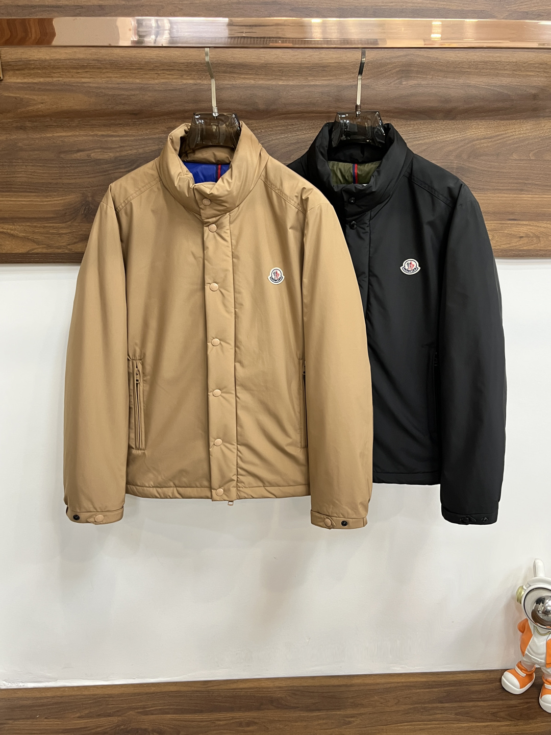 NO:601785,The main recommendation is the down Moncler 2025 latest fashion designer style down jacket. The top-notch luxury down jacket in winter, the popular down jacket, 90# white goose down filling, the classic LOGO on the chest, the details everywhere show the craftsmanship, and the design changes of the advanced structural tailoring are enough to show the diverse image changes of men. The slim fit and tailored fit meet the current popular multi-layered outfits and are versatile styles in life!  Color Black Khaki Size M-3XL H2025 New Release, Moncler, jackets & coats, down jacket, alexander wang19860909主推羽绒 Moncler 2025最新款时尚设计师款羽绒外套蒙口立领羽绒服,冬季顶级轻奢羽绒服,爆款羽绒服,90#白鹅绒填充,胸口经典LOGO处处细节显工艺足够的高级结构性剪裁的设计改变来展现男士多样的形象变化,修身利落、剪裁合体,满足时下正流行的多层次穿搭,生活百搭款式！ 颜色黑色 卡其色 码数M-3XL H2025新款首发,,Moncler,jackets & coats,down jacket,alexander wang,Men's clothing