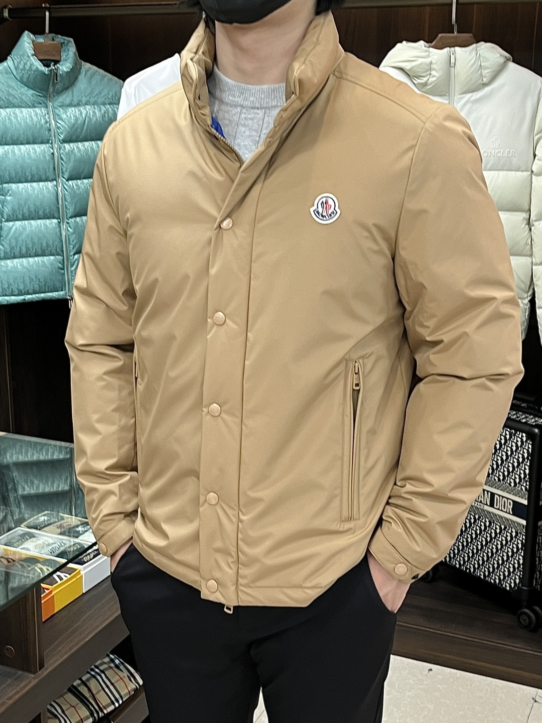 NO:629303,The main recommendation is the down Moncler 2025 latest fashion designer style down jacket. The top-notch luxury down jacket in winter, the popular down jacket, 90# white goose down filling, the classic LOGO on the chest, the details everywhere show the craftsmanship, and the design changes of the advanced structural tailoring are enough to show the diverse image changes of men. The slim fit and tailored fit meet the current popular multi-layered outfits and are versatile styles in life!  Color Black Khaki Size M-3XL H2025 New Release, Moncler, jackets & coats, down jacket, alexander wang19860909主推羽绒 Moncler 2025最新款时尚设计师款羽绒外套蒙口立领羽绒服,冬季顶级轻奢羽绒服,爆款羽绒服,90#白鹅绒填充,胸口经典LOGO处处细节显工艺足够的高级结构性剪裁的设计改变来展现男士多样的形象变化,修身利落、剪裁合体,满足时下正流行的多层次穿搭,生活百搭款式！ 颜色黑色 卡其色 码数M-3XL H2025新款首发,,Moncler,jackets & coats,down jacket,alexander wang,Men's clothing