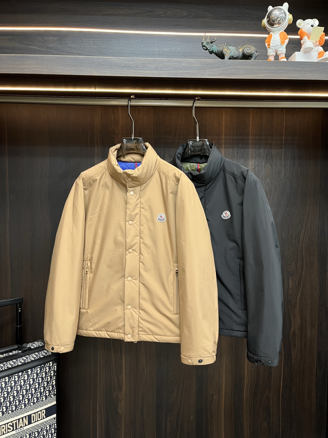 NO:594881,Mainly recommending down Moncler's latest fashion designer style down jacket with a hooded collar, top-notch luxury down jacket for winter, popular down jacket, 90# white goose down filling, classic LOGO on the chest, every detail shows craftsmanship, enough advanced structural tailoring design changes to show men's diverse image changes, slim fit, tailoring, to meet the current popular multi-layered outfits, versatile styles for life!  Color Black Khaki Size M-3XL H new model debut,,Moncler,jackets & coats,down jacket,alexander wang19860909主推羽绒 Moncler 最新款时尚设计师款羽绒外套蒙口立领羽绒服,冬季顶级轻奢羽绒服,爆款羽绒服,90#白鹅绒填充,胸口经典LOGO处处细节显工艺足够的高级结构性剪裁的设计改变来展现男士多样的形象变化,修身利落、剪裁合体,满足时下正流行的多层次穿搭,生活百搭款式！ 颜色黑色 卡其色 码数M-3XL H新款首发,,Moncler,jackets & coats,down jacket,alexander wang,Men's clothing