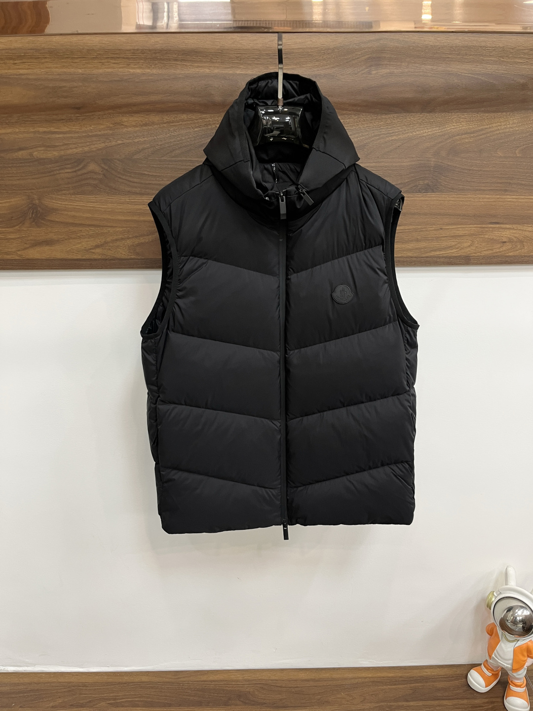 NO:597260,Mainly recommending down Moncler's latest fashion designer style down jacket with a hooded down vest, the top light luxury down jacket in winter, a popular down jacket, filled with 90# white goose down, the classic LOGO on the chest is full of details showing the craftsmanship, and the design changes of the advanced structural tailoring are enough to show the diverse image changes of men. The slim fit and tailored fit meet the current popular multi-layered outfits and are versatile styles for life!  Color black white Size M-3XL H new model debut,,Moncler,jackets & coats,down jacket,hats,alexander wang19860909主推羽绒 Moncler 最新款时尚设计师款羽绒外套蒙口连帽羽绒马甲,冬季顶级轻奢羽绒服,爆款羽绒服,90#白鹅绒填充,胸口经典LOGO处处细节显工艺足够的高级结构性剪裁的设计改变来展现男士多样的形象变化,修身利落、剪裁合体,满足时下正流行的多层次穿搭,生活百搭款式！ 颜色黑色 白色 码数M-3XL H新款首发,,Moncler,jackets & coats,down jacket,hats,alexander wang,Men's clothing