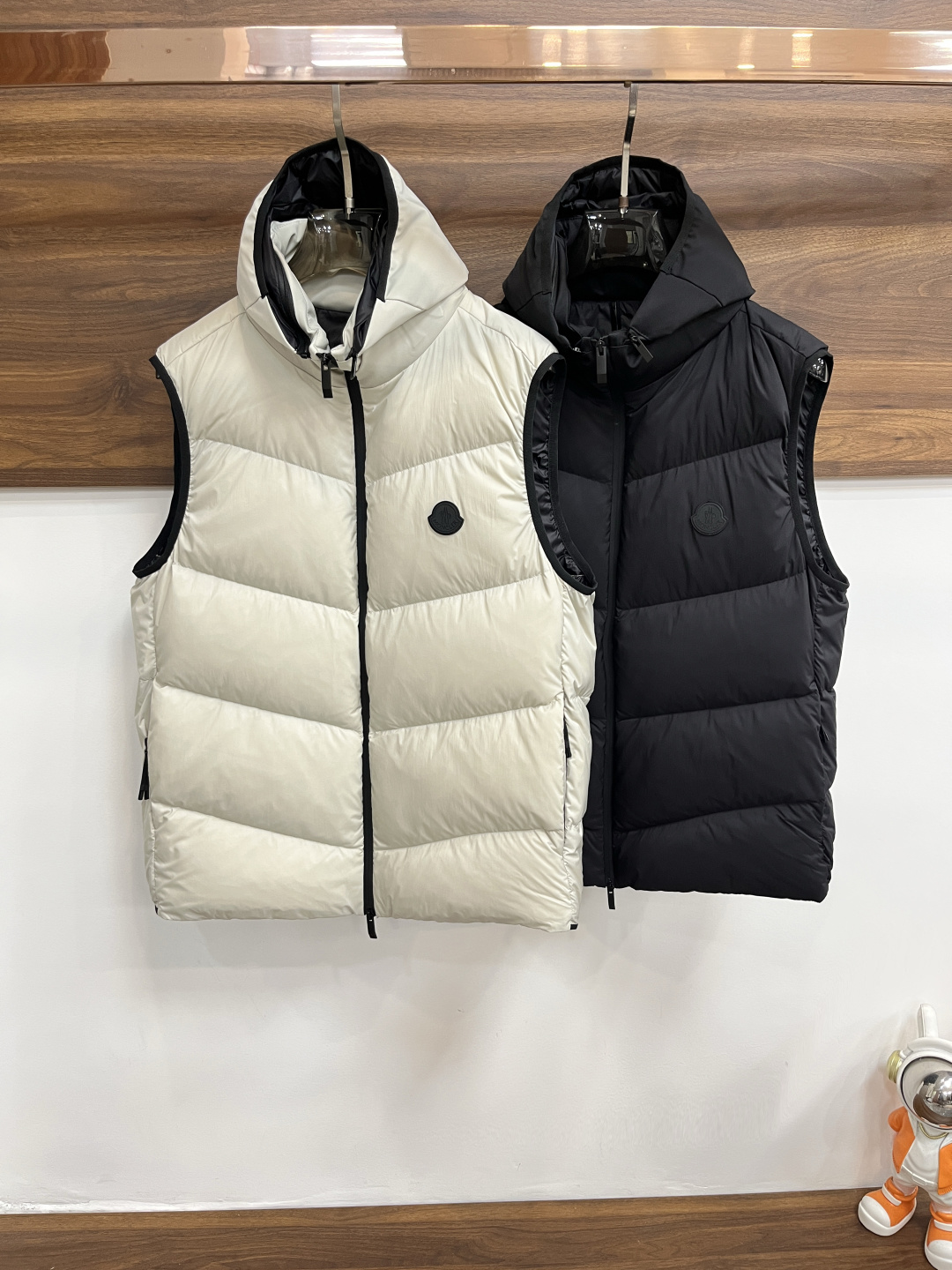 NO:597263,Mainly recommending down Moncler's latest fashion designer style down jacket with a hooded down vest, the top light luxury down jacket in winter, a down jacket with a detachable hood, 90# white goose down filling, the classic LOGO on the chest with details showing craftsmanship, enough advanced structural tailoring design changes to show men's diverse image changes, neat slim fit, tailoring, to meet the current popular multi-layered outfits, versatile styles for life!  Color black white Size M-3XL H new model first release,,Moncler,jackets & coats,down jacket,hats,alexander wang19860909主推羽绒 Moncler 最新款时尚设计师款羽绒外套蒙口连帽羽绒马甲,冬季顶级轻奢羽绒服,帽可拆爆款羽绒服,90#白鹅绒填充,胸口经典LOGO处处细节显工艺足够的高级结构性剪裁的设计改变来展现男士多样的形象变化,修身利落、剪裁合体,满足时下正流行的多层次穿搭,生活百搭款式！ 颜色黑色 白色 码数M-3XL H新款首发,,Moncler,jackets & coats,down jacket,hats,alexander wang,Men's clothing