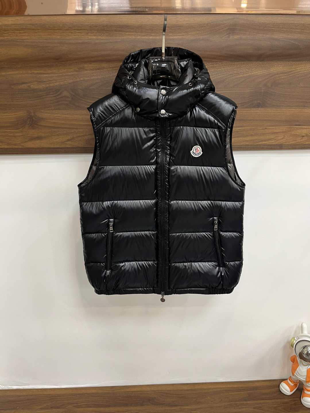 NO:597266,Mainly recommending down Moncler's latest fashion designer style down jacket with a hooded down vest, the top light luxury down jacket in winter, a down jacket with a detachable hood, 90# white goose down filling, the classic LOGO on the chest with details showing craftsmanship, enough advanced structural tailoring design changes to show men's diverse image changes, neat slim fit, tailoring, to meet the current popular multi-layered outfits, versatile styles for life!  Color black Size M-3XL H new model first release,,Moncler,jackets & coats,down jacket,hats,alexander wang19860909主推羽绒 Moncler 最新款时尚设计师款羽绒外套蒙口连帽羽绒马甲,冬季顶级轻奢羽绒服,帽可拆爆款羽绒服,90#白鹅绒填充,胸口经典LOGO处处细节显工艺足够的高级结构性剪裁的设计改变来展现男士多样的形象变化,修身利落、剪裁合体,满足时下正流行的多层次穿搭,生活百搭款式！ 颜色黑色 码数M-3XL H新款首发,,Moncler,jackets & coats,down jacket,hats,alexander wang,Men's clothing