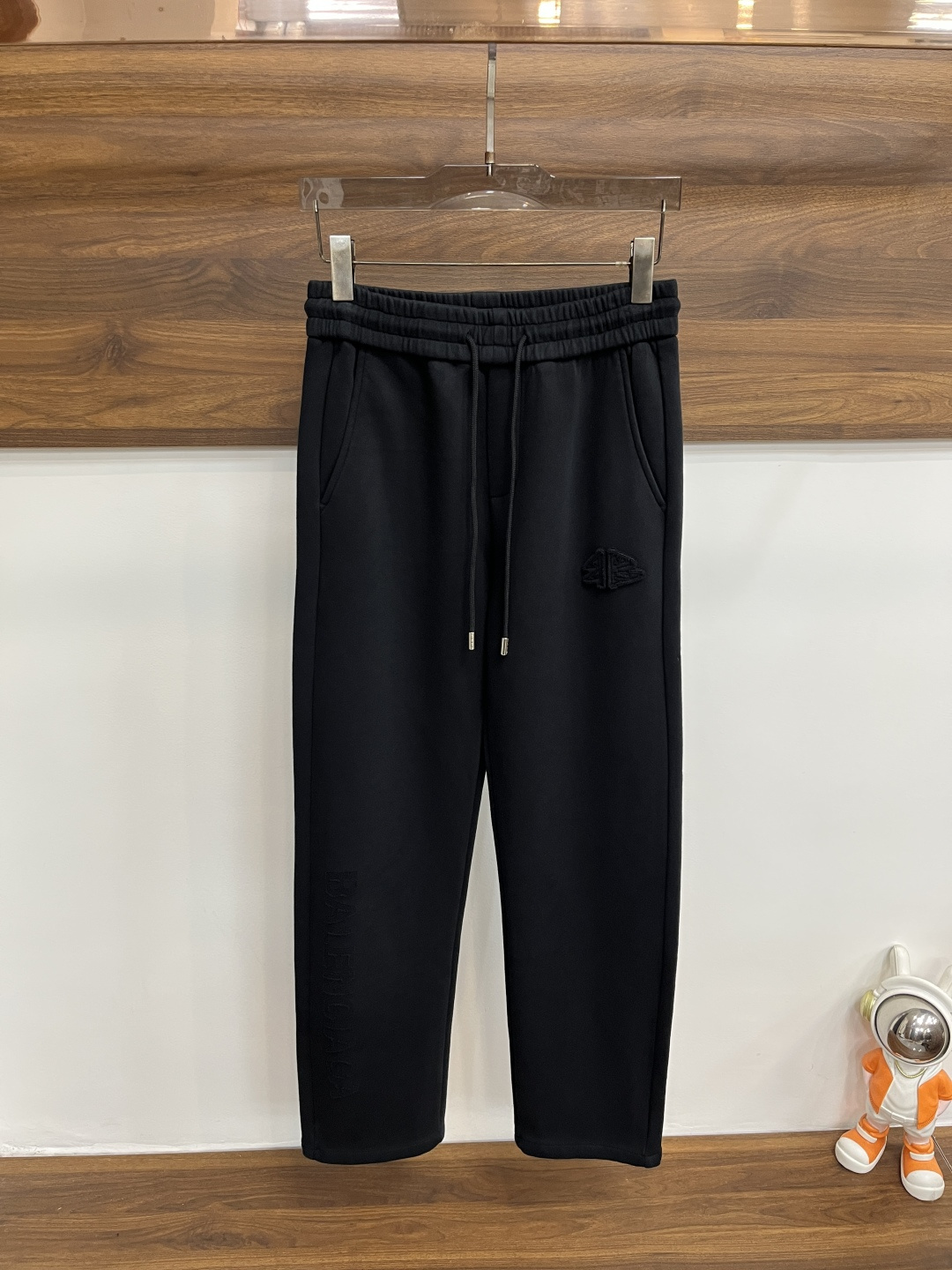 NO:601765,Mainly recommend Balenciaga 2025 autumn and winter new casual pants!  On sale simultaneously on the official website. Brand classic LOGO casual pants, customized fabrics, excellent comfort, strong touch. Highly identifiable, perfect appearance and craftsmanship. Size M-3XL H2025 new model debut,,balenciaga,balenciaga,alexander wang19860909主推 Balenciaga 巴黎世家 2025秋冬新款休闲裤！官网同步发售.品牌经典LOGO休闲裤 ,定制面料,舒适度极好,手触感强烈.辨识度极高,完美品相工艺. 尺码M-3XL H2025新款首发,,balenciaga,balenciaga,alexander wang,Men's clothing