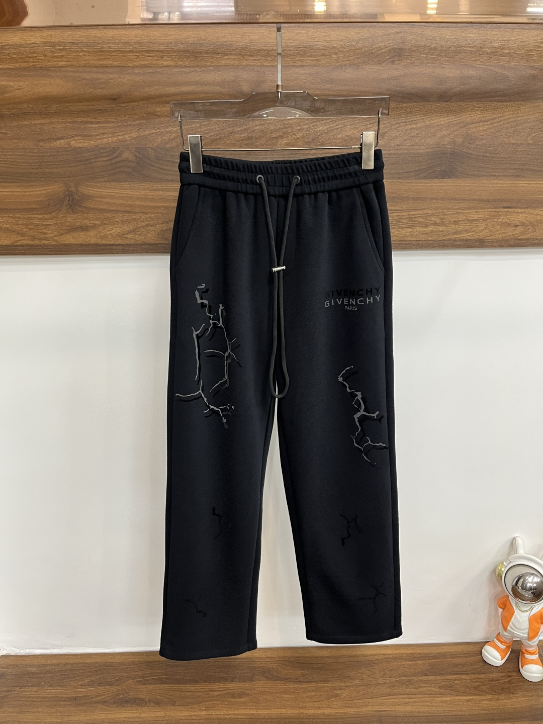 NO:601748,Mainly recommend Givenchy Givenchy 2025 autumn and winter new casual pants!  On sale simultaneously on the official website. The brand's classic LOGO casual pants, customized fabrics, excellent comfort, strong touch. Highly recognizable, perfect appearance and craftsmanship. Size M-3XL H2025 new model debut,,givenchy,givenchy,alexander wang19860909主推 Givenchy 纪梵希 2025秋冬新款休闲裤！官网同步发售.品牌经典LOGO休闲裤 ,定制面料,舒适度极好,手触感强烈.辨识度极高,完美品相工艺. 尺码M-3XL H2025新款首发,,givenchy,givenchy,alexander wang,Men's clothing